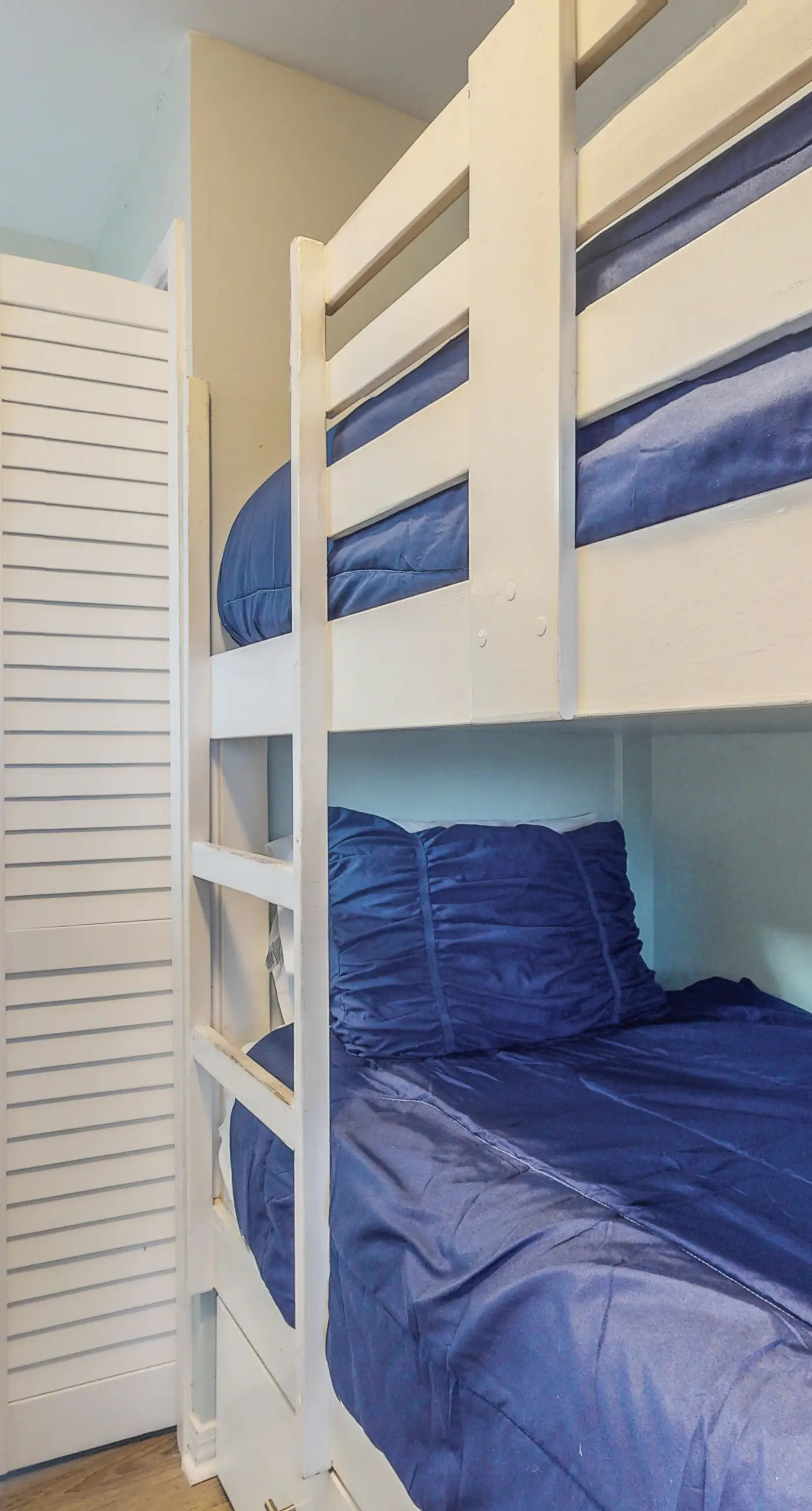 Waterfront condo with shared pool & hot tub - near dining & the beach