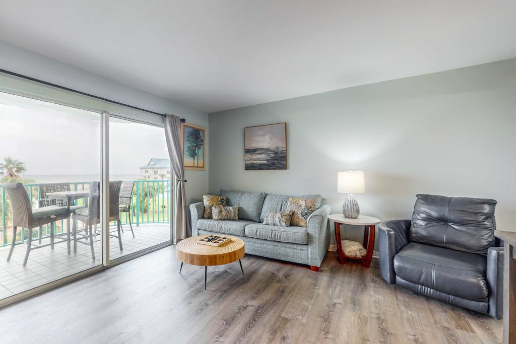 Waterfront condo with shared pool & hot tub - near dining & the beach