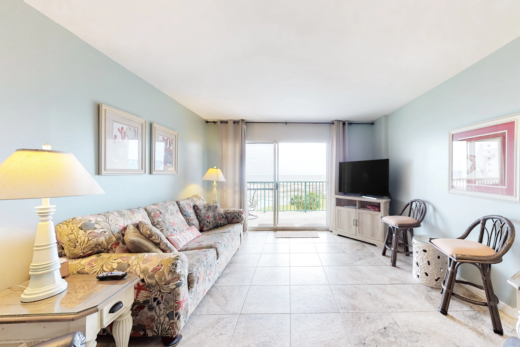 Waterfront Plantation Palms condo with shared pool & hot tub, walk to beach