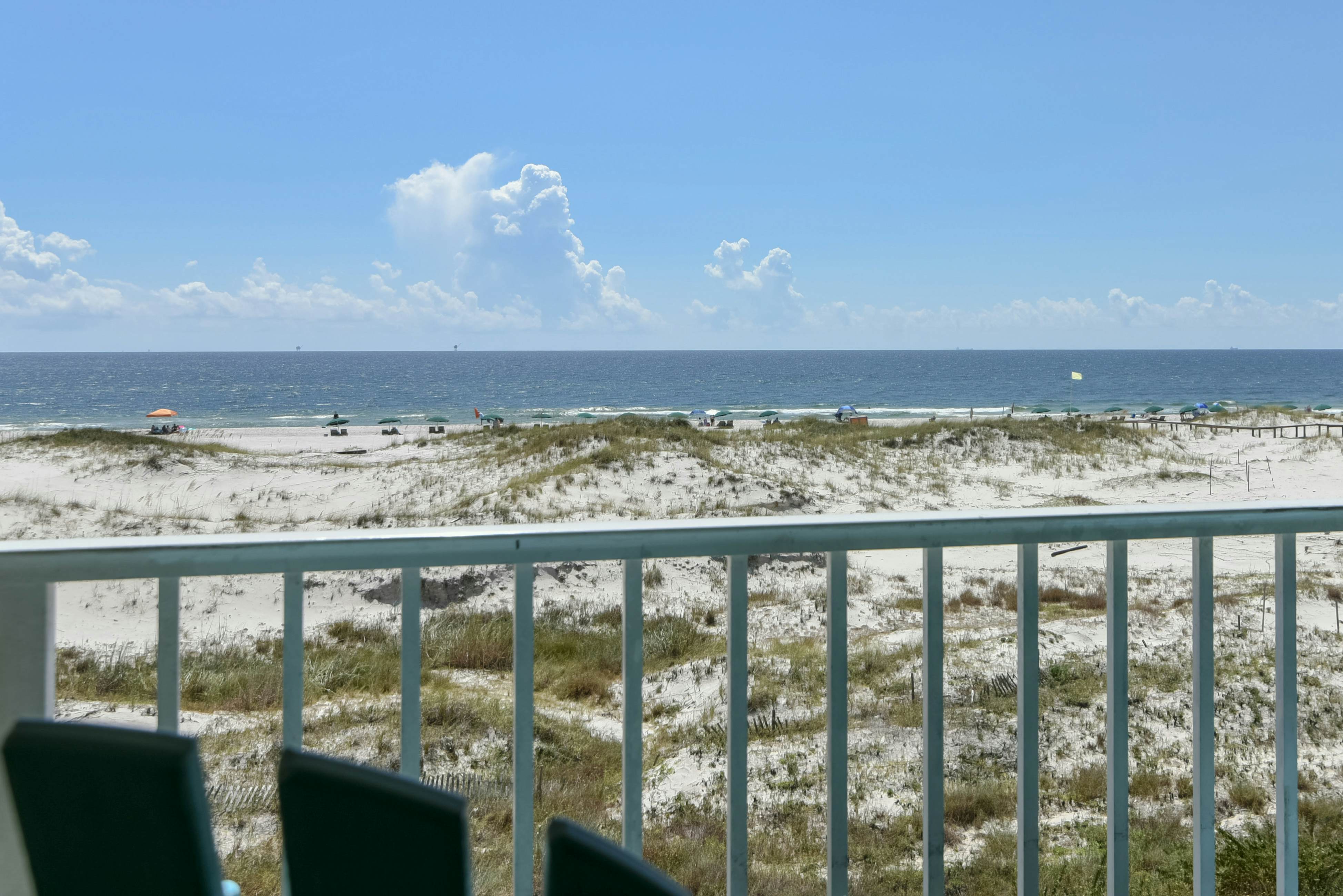 Beachfront condo at Plantation Dunes w/balcony, pools, gym & sauna