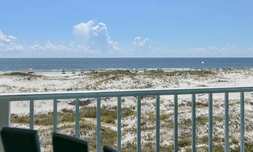 Beachfront condo at Plantation Dunes w/balcony, pools, gym & sauna