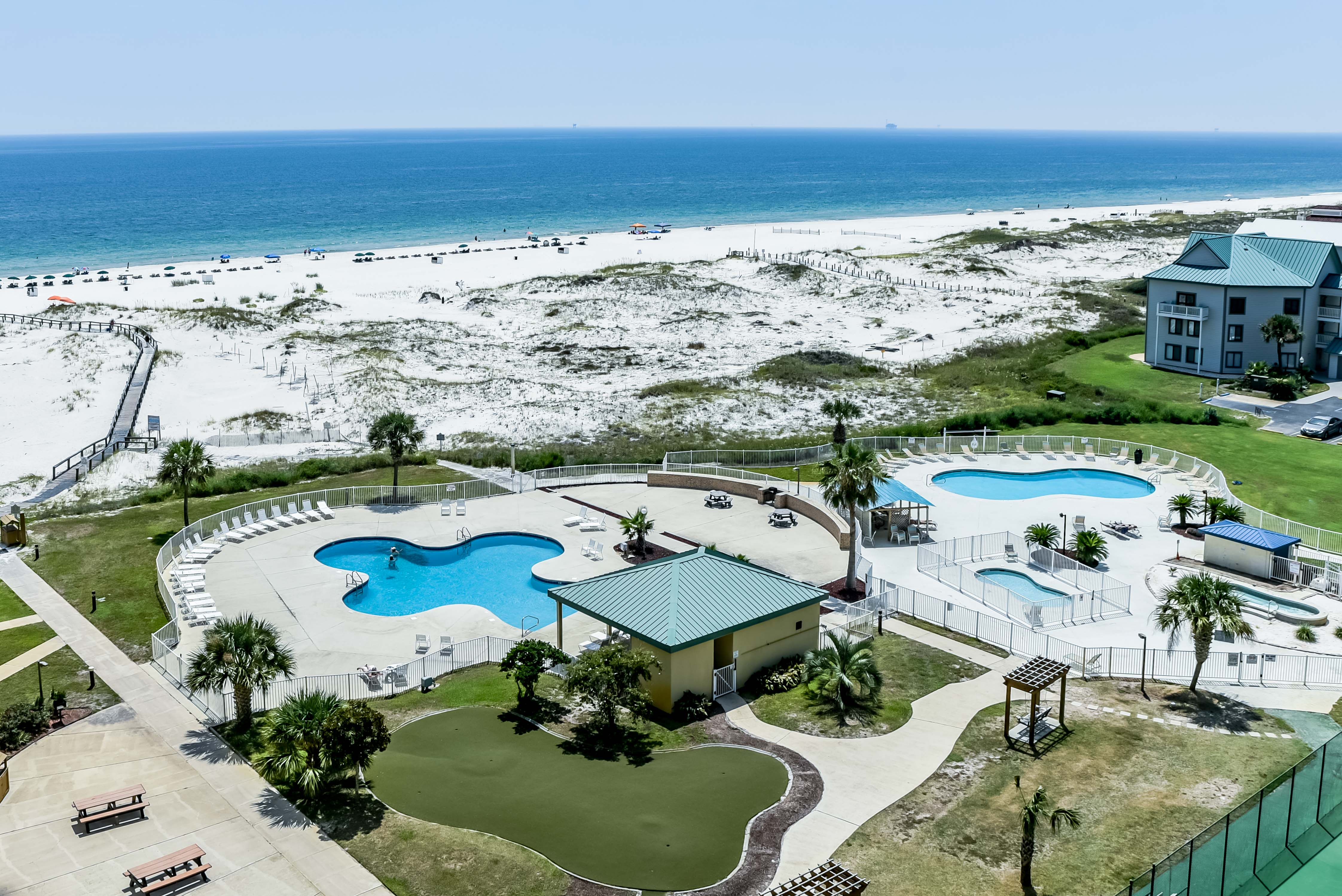 Beachfront condo at Plantation Dunes w/balcony, pools, gym & sauna