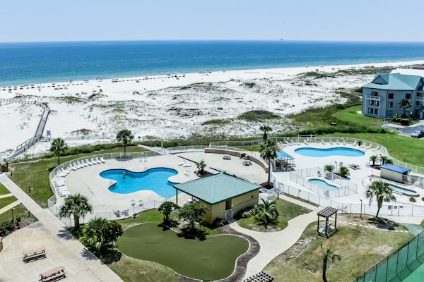 Beachfront condo at Plantation Dunes w/balcony, pools, gym & sauna