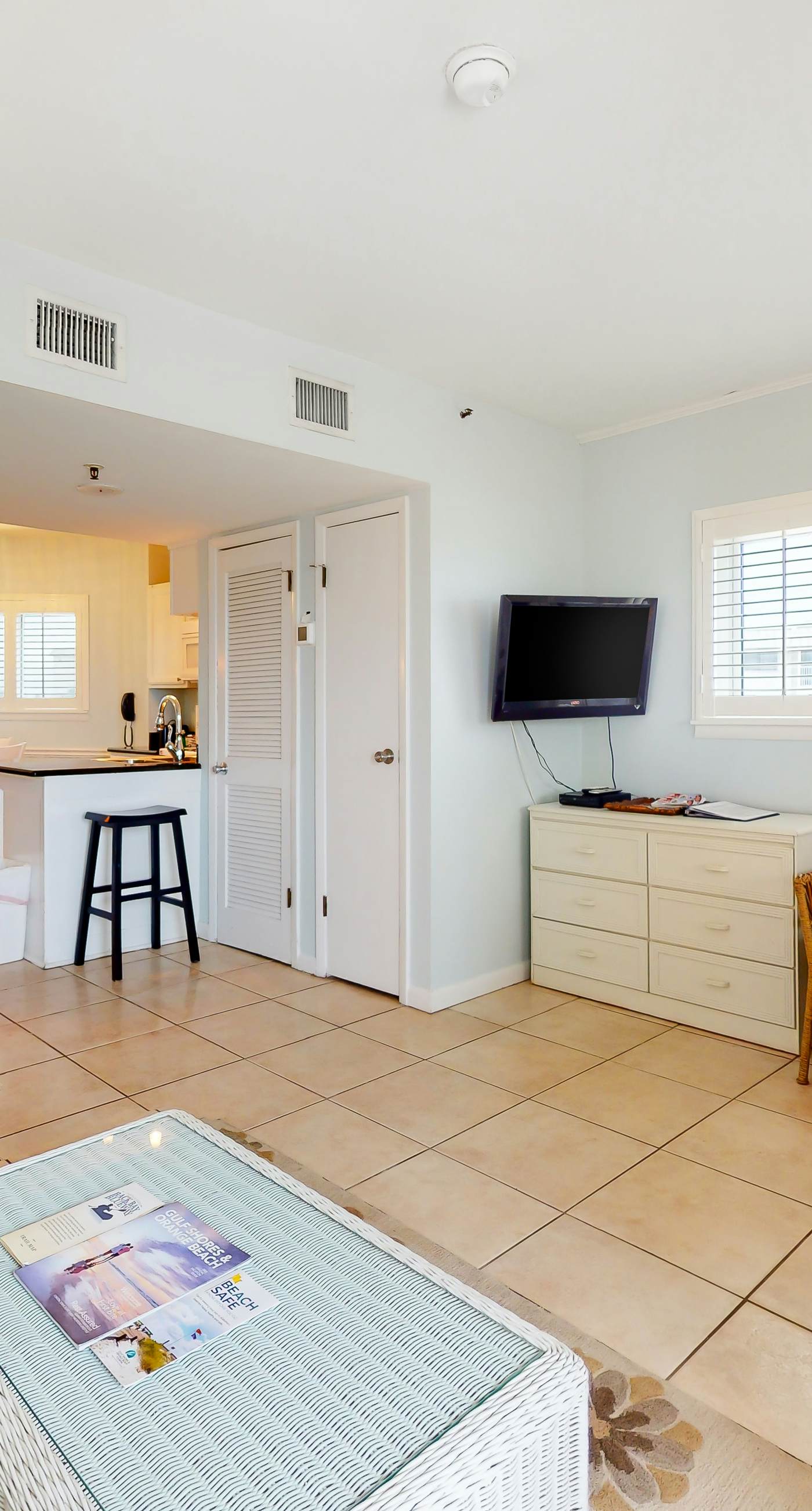 Beachfront condo at Plantation Dunes w/balcony, pools, gym & sauna