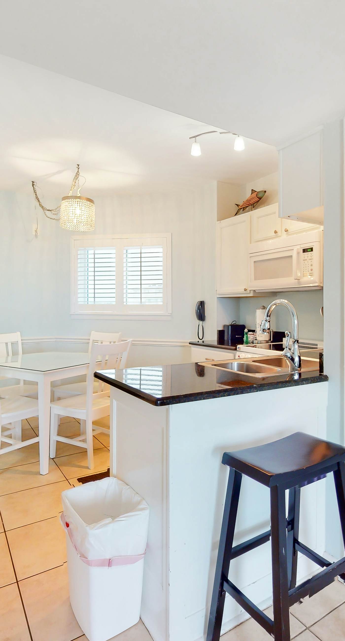 Beachfront condo at Plantation Dunes w/balcony, pools, gym & sauna