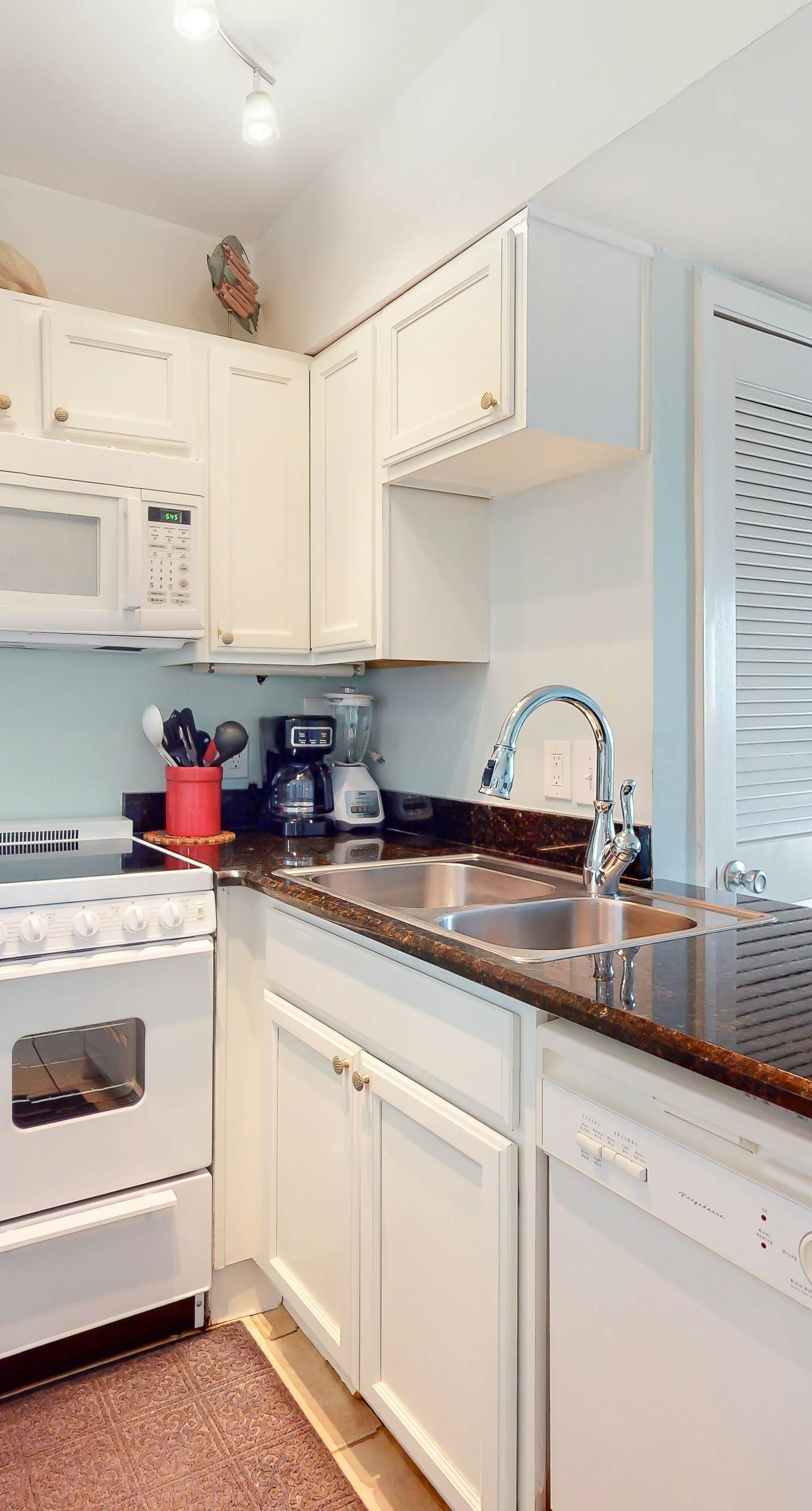 Beachfront condo at Plantation Dunes w/balcony, pools, gym & sauna