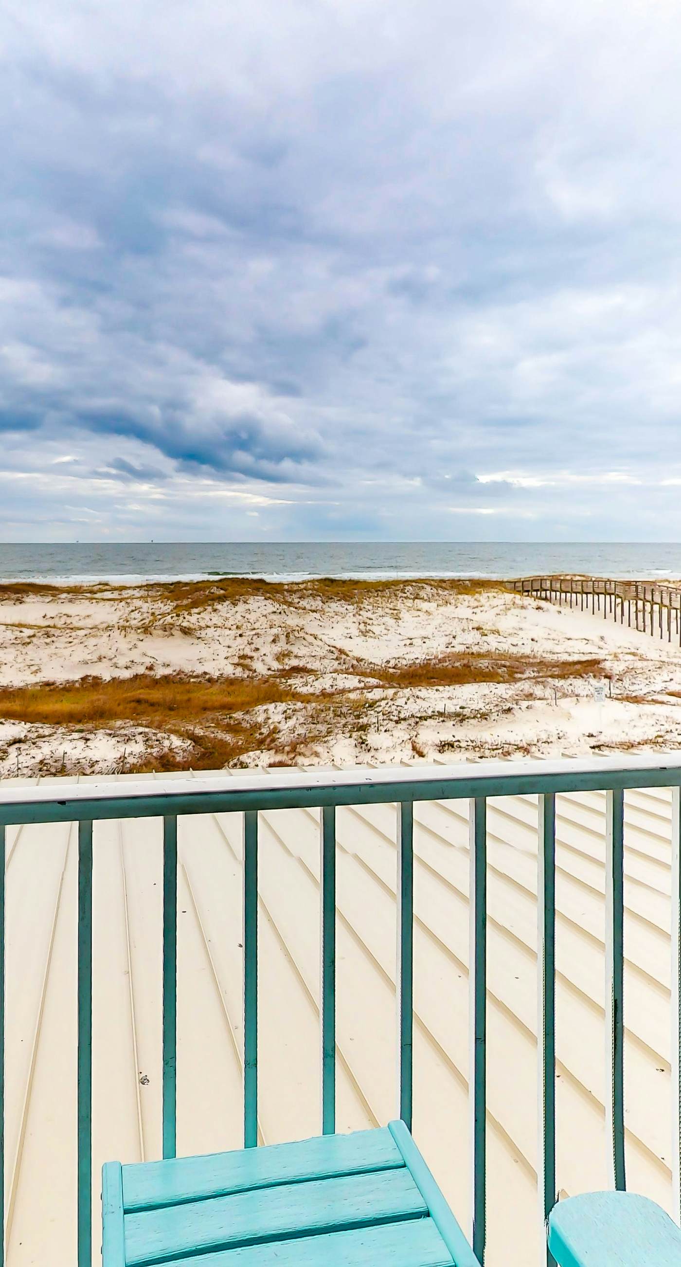 Beachfront condo at Plantation Dunes w/balcony, pools, gym & sauna