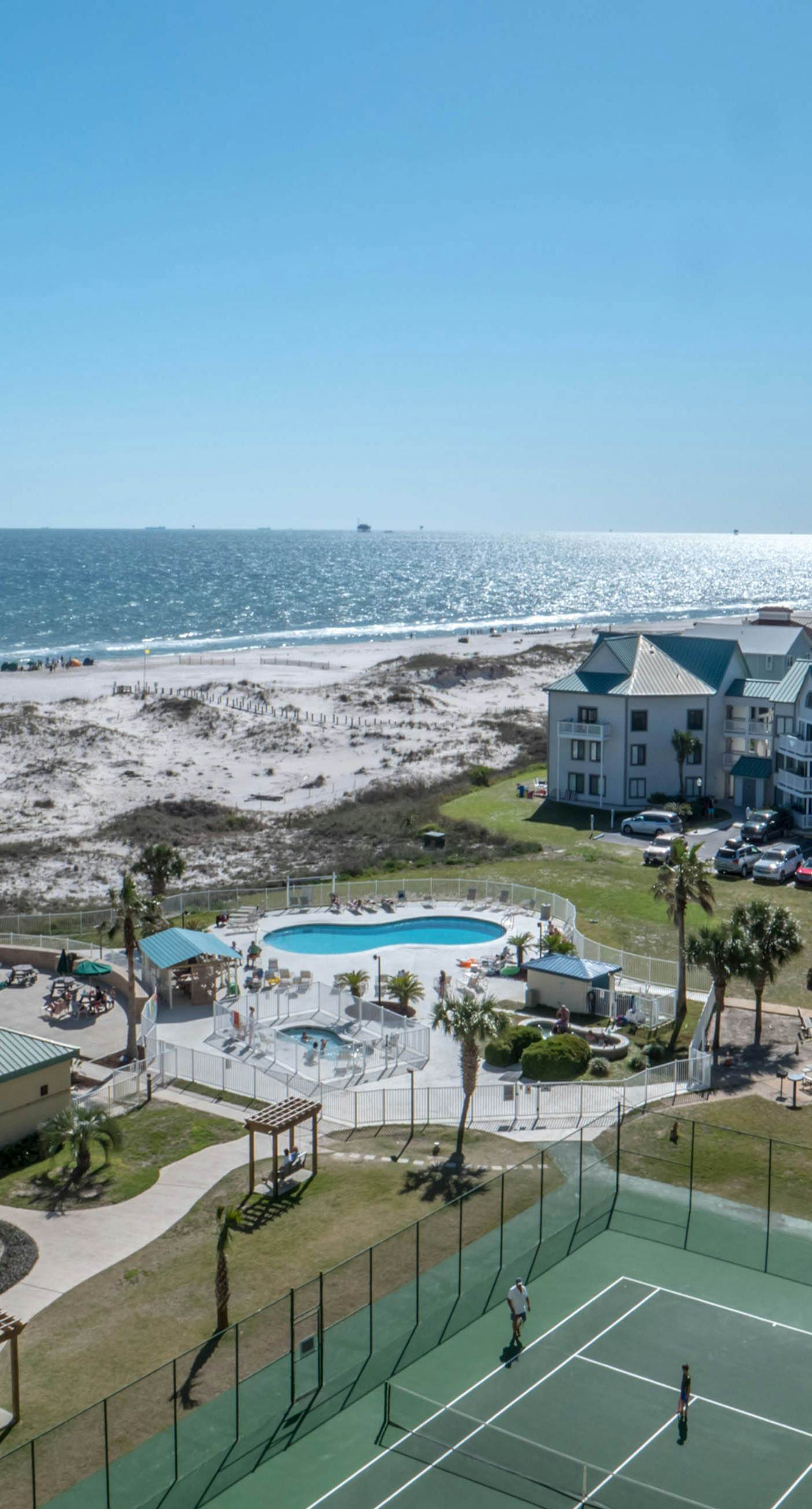 Beachfront condo at Plantation Dunes w/balcony, pools, gym & sauna