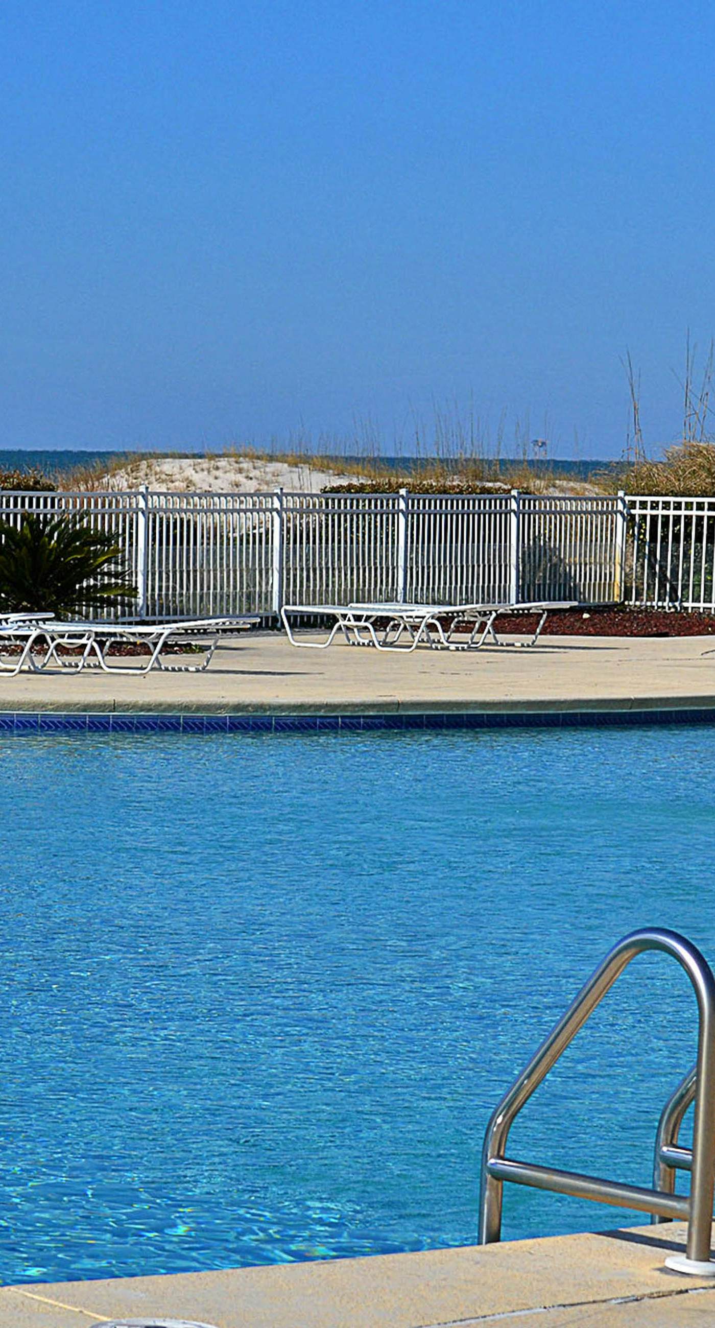 Beachfront condo at Plantation Dunes w/balcony, pools, gym & sauna