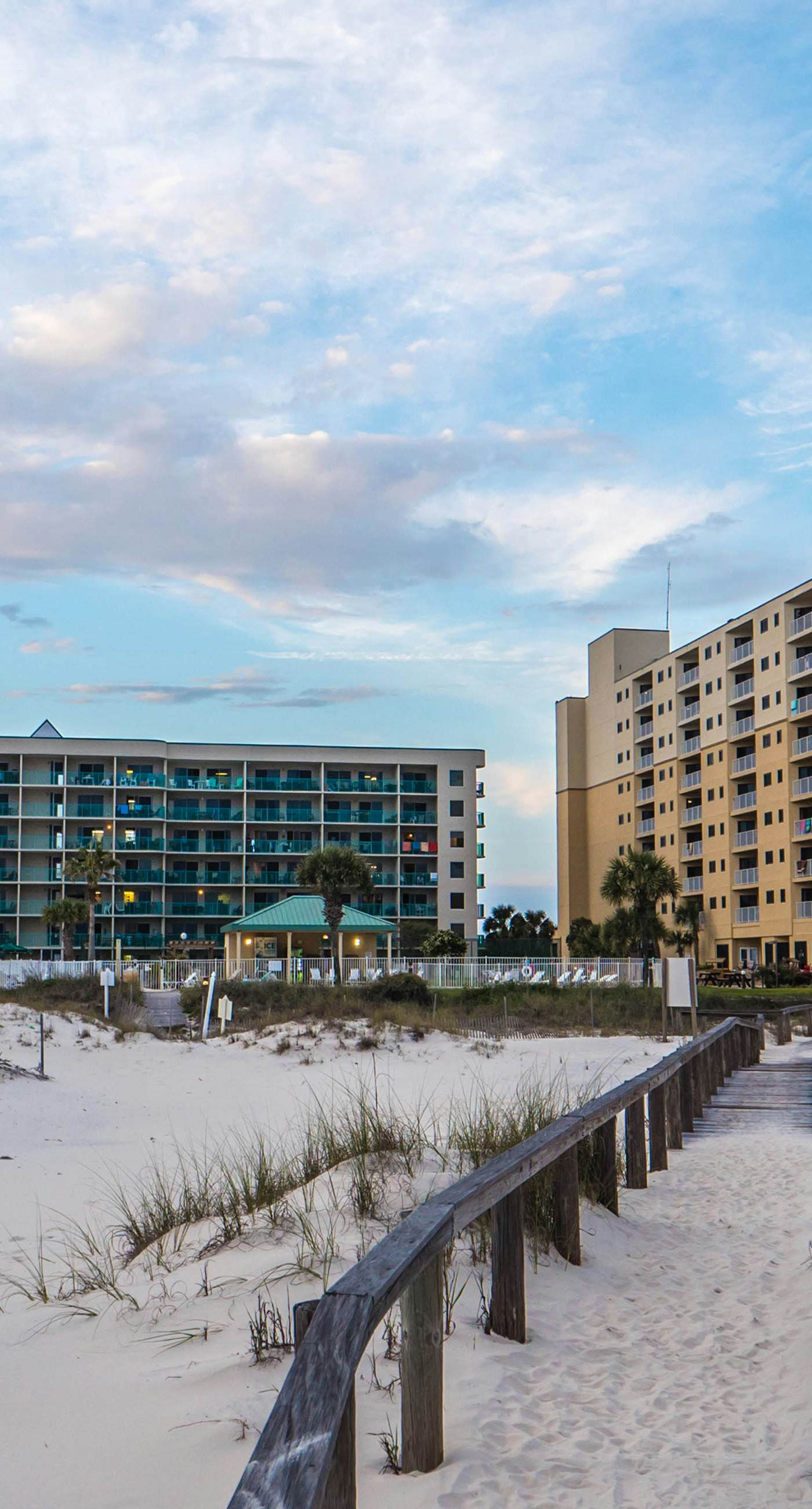 Beachfront condo at Plantation Dunes w/balcony, pools, gym & sauna