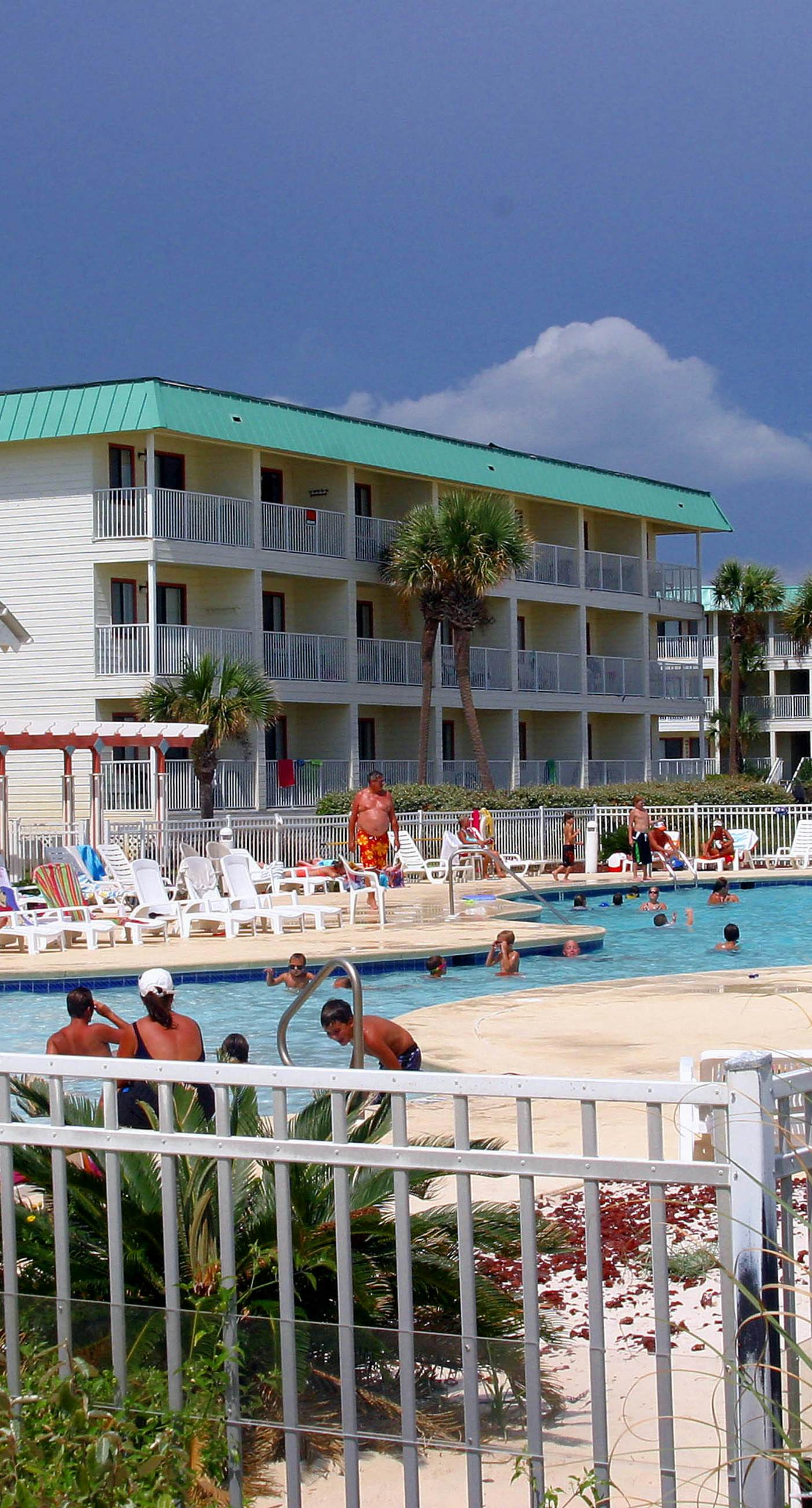 Beachfront condo at Plantation Dunes w/balcony, pools, gym & sauna