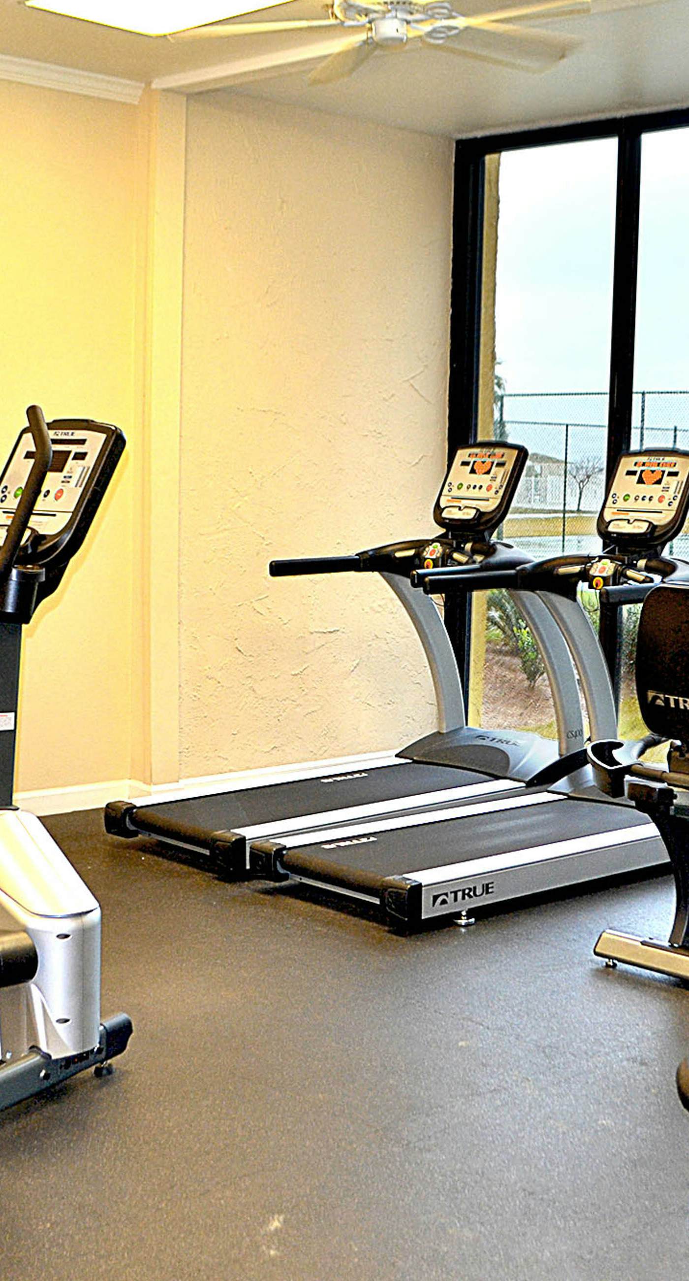 Beachfront condo at Plantation Dunes w/balcony, pools, gym & sauna