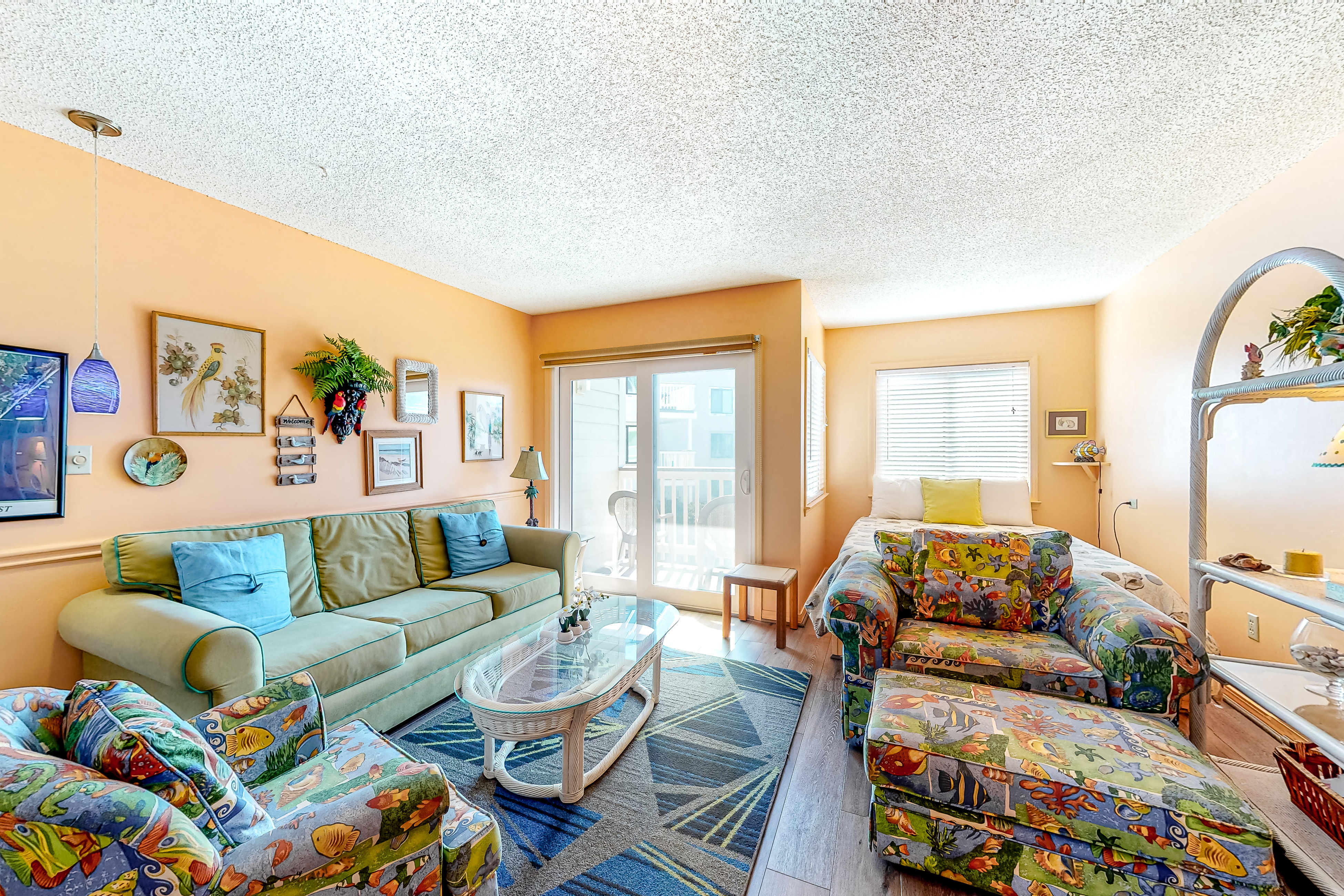 Classic beach condo with Gulf view, beach access, pools & hot tubs