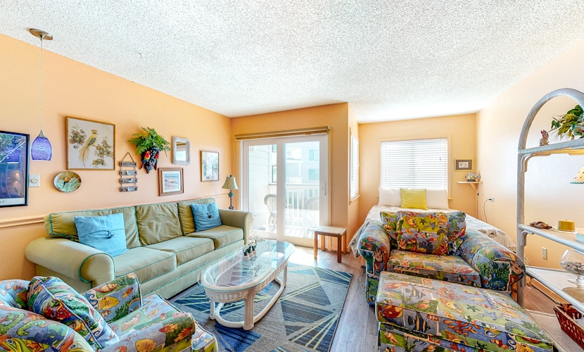 Classic beach condo with Gulf view, beach access, pools & hot tubs