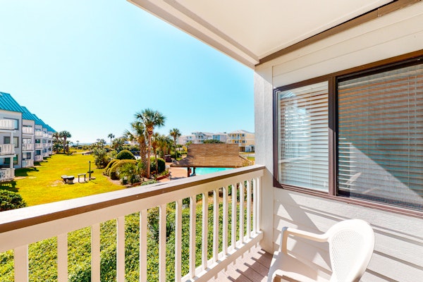 Classic beach condo with Gulf view, beach access, pools & hot tubs