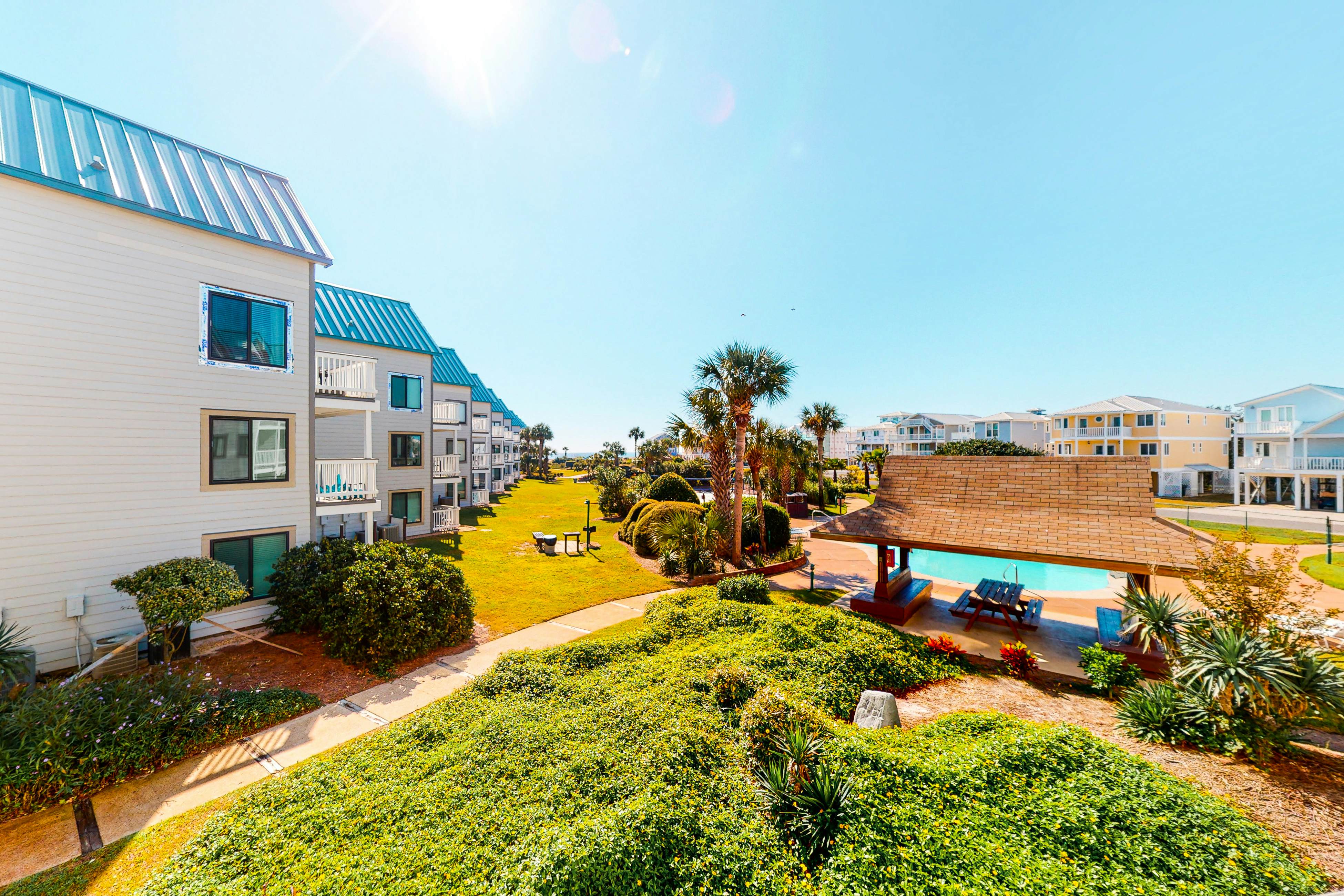 Classic beach condo with Gulf view, beach access, pools & hot tubs