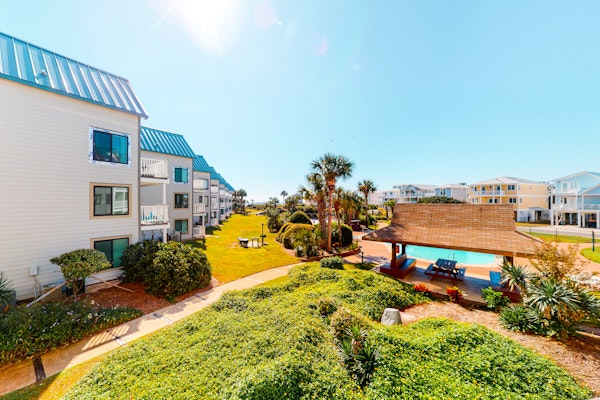 Classic beach condo with Gulf view, beach access, pools & hot tubs