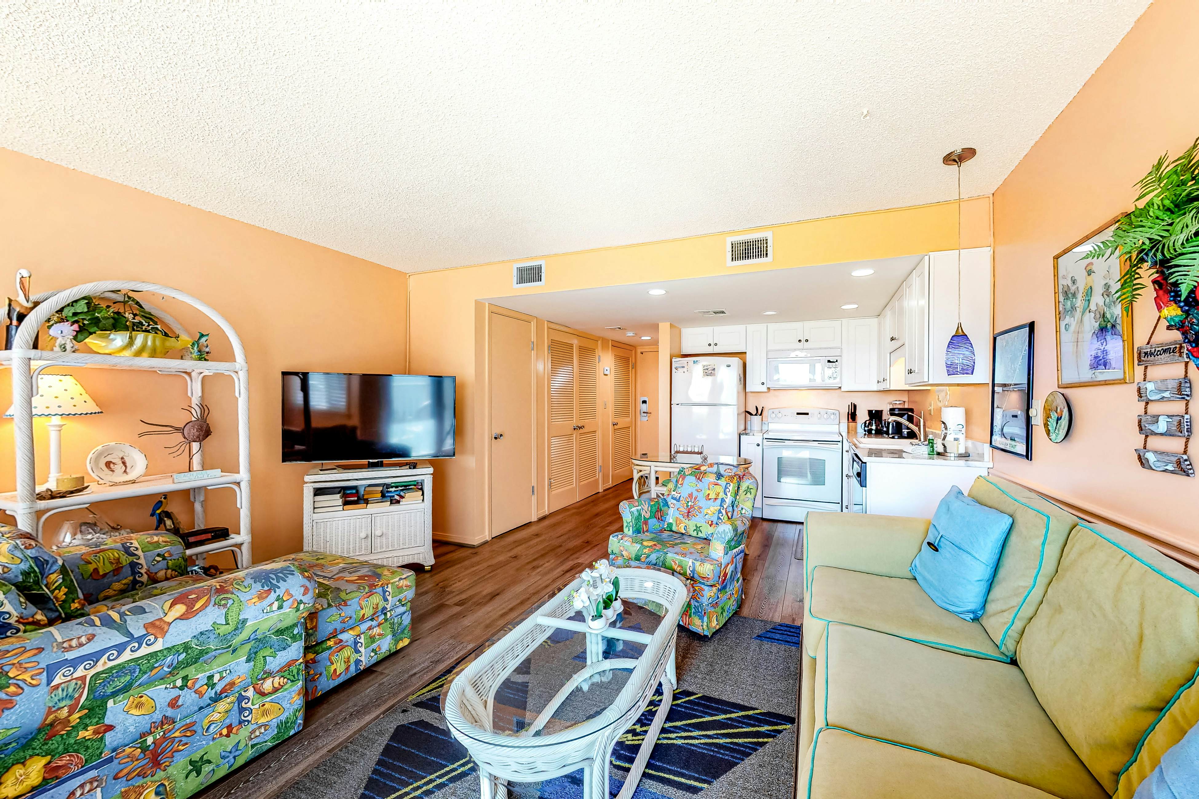 Classic beach condo with Gulf view, beach access, pools & hot tubs
