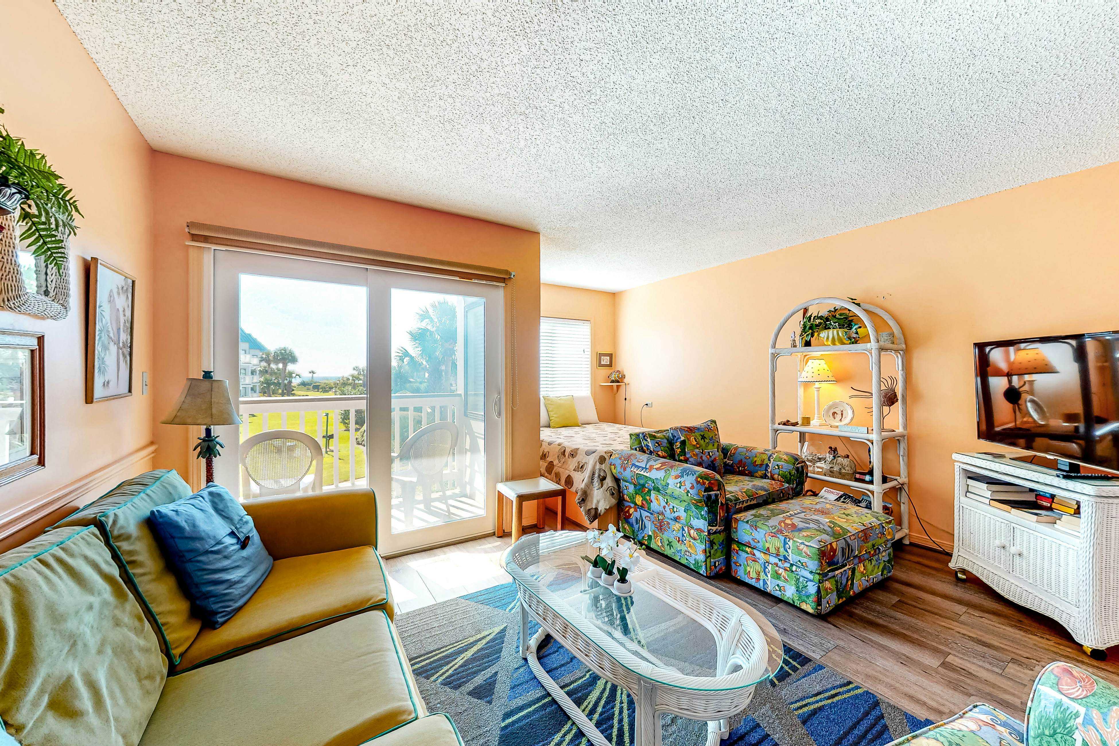 Classic beach condo with Gulf view, beach access, pools & hot tubs