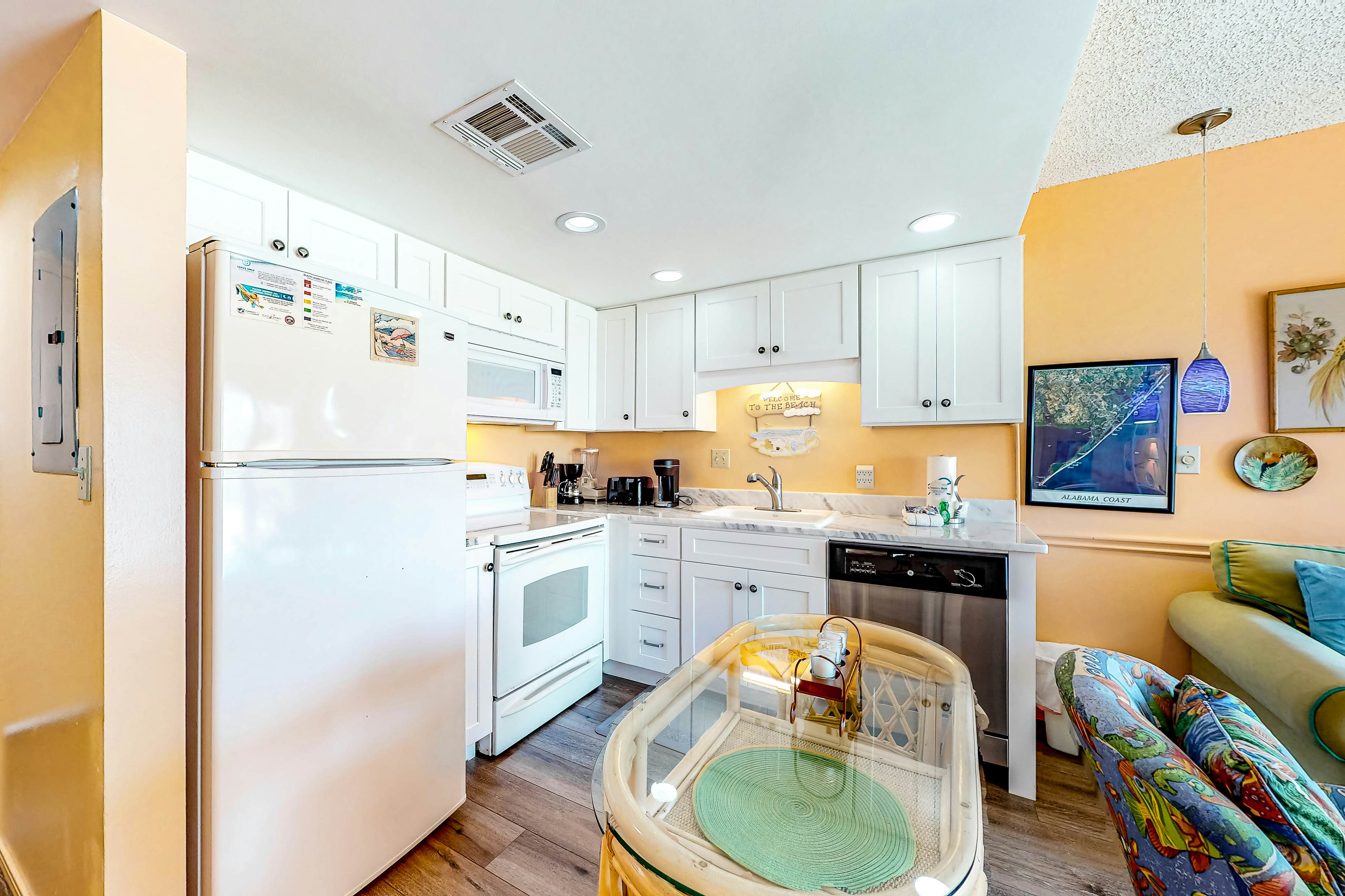 Classic beach condo with Gulf view, beach access, pools & hot tubs