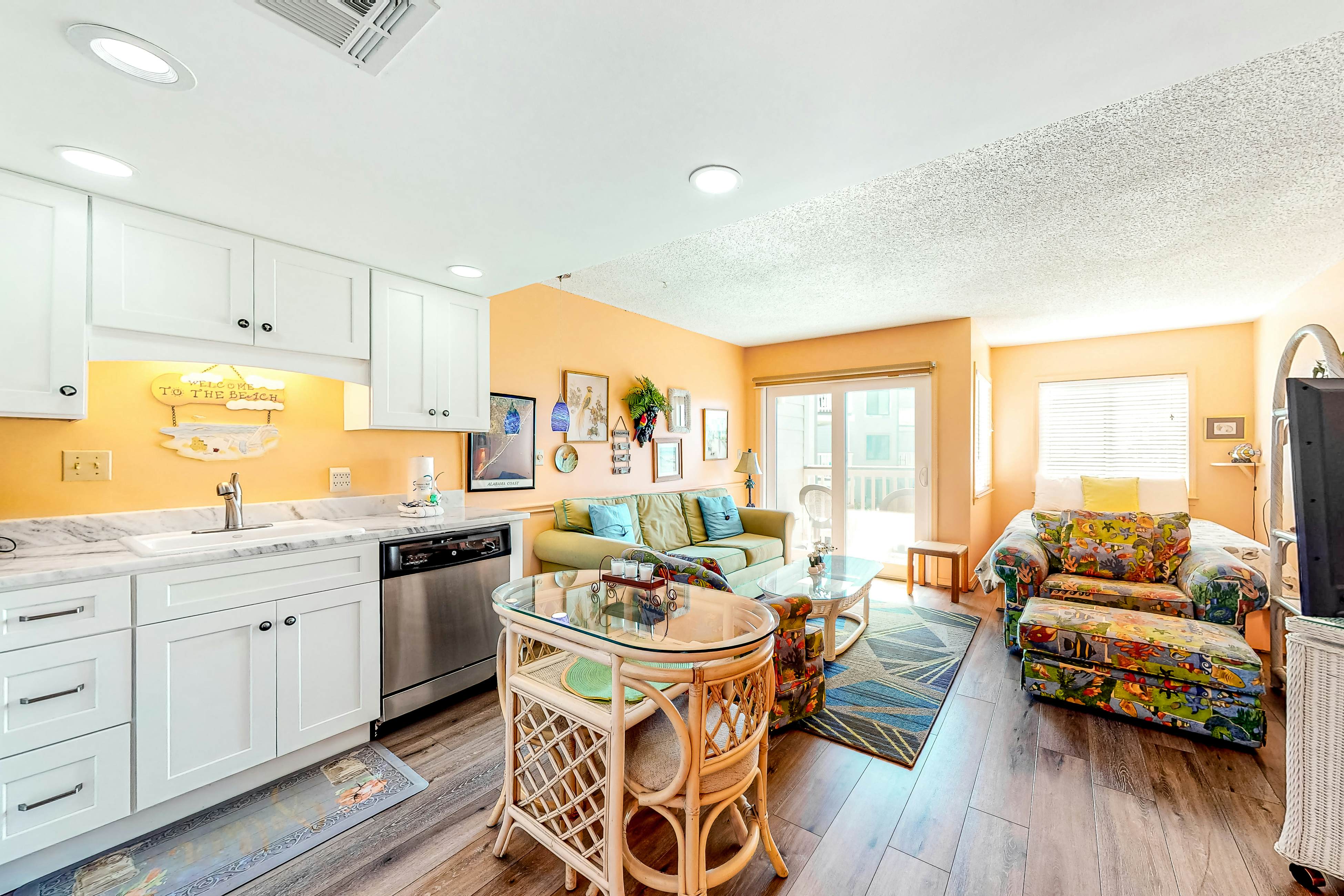 Classic beach condo with Gulf view, beach access, pools & hot tubs