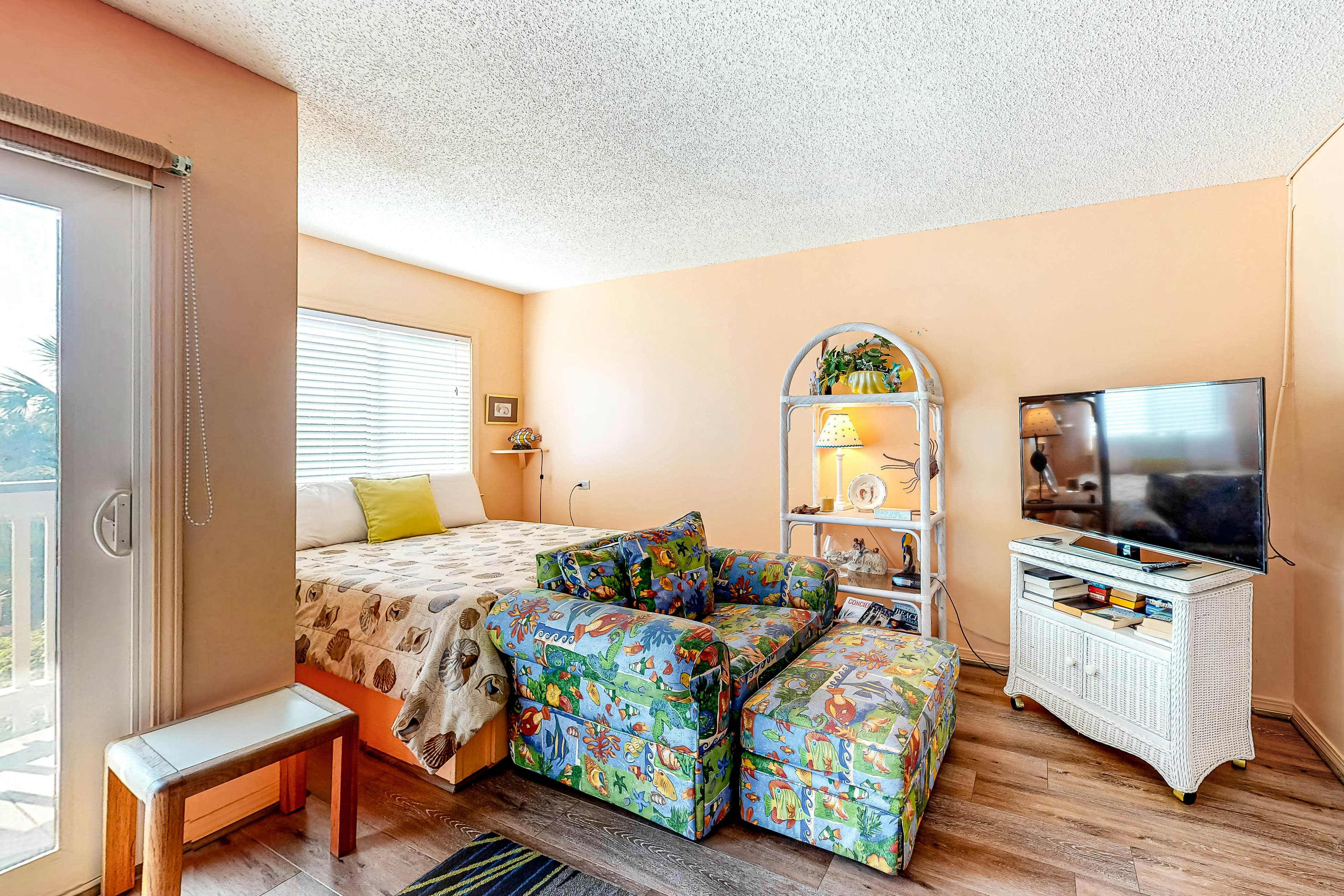 Classic beach condo with Gulf view, beach access, pools & hot tubs