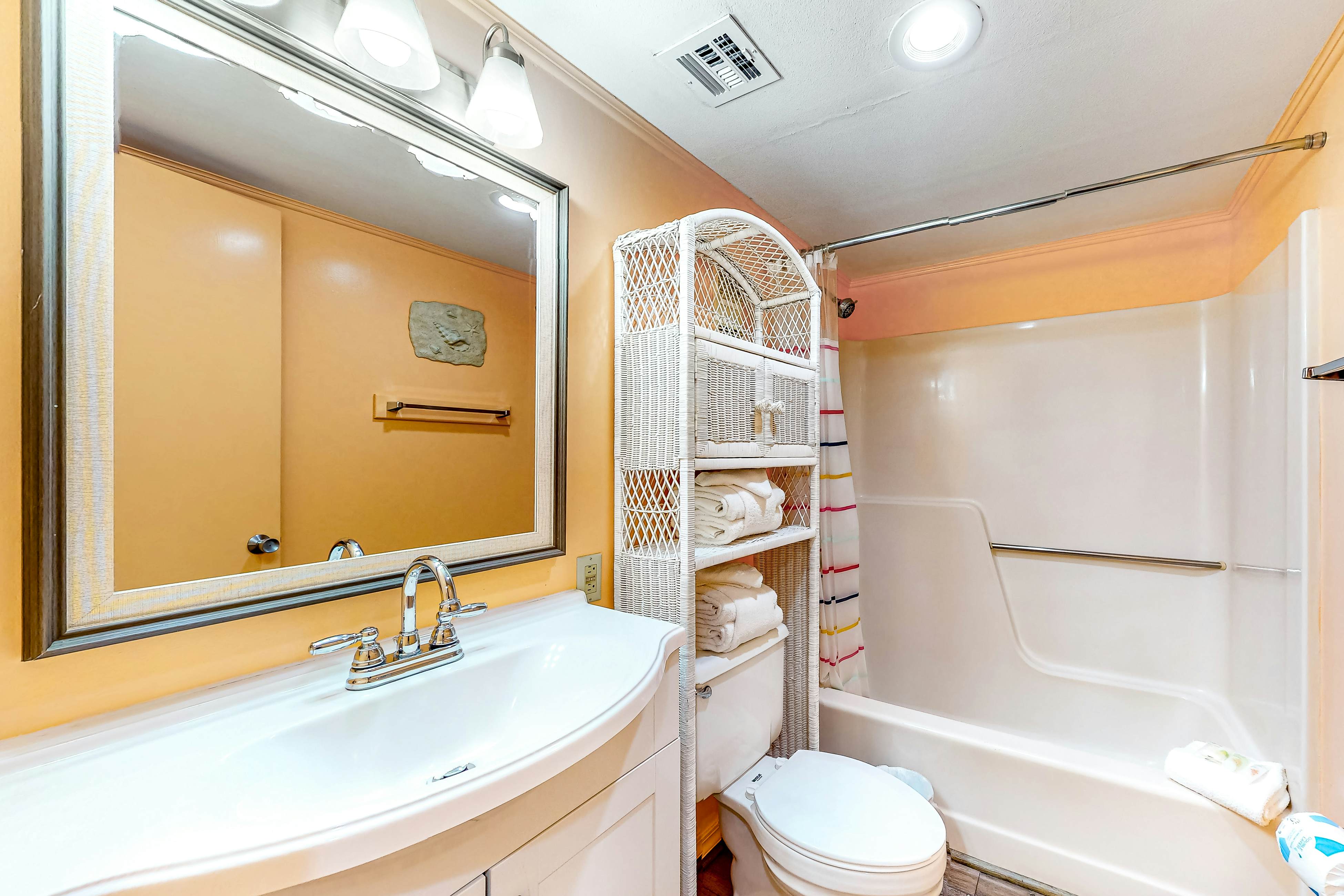 Classic beach condo with Gulf view, beach access, pools & hot tubs