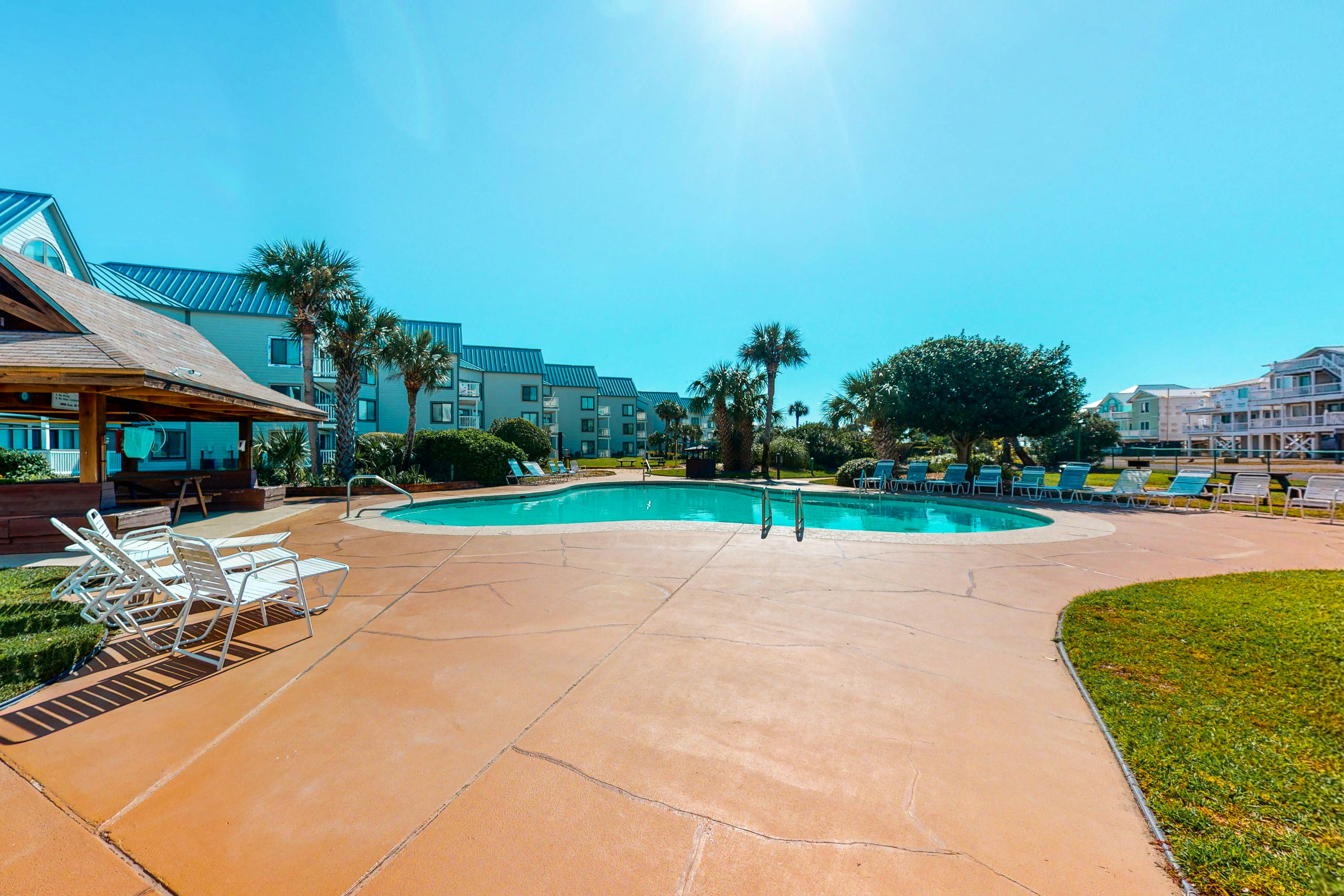 Classic beach condo with Gulf view, beach access, pools & hot tubs