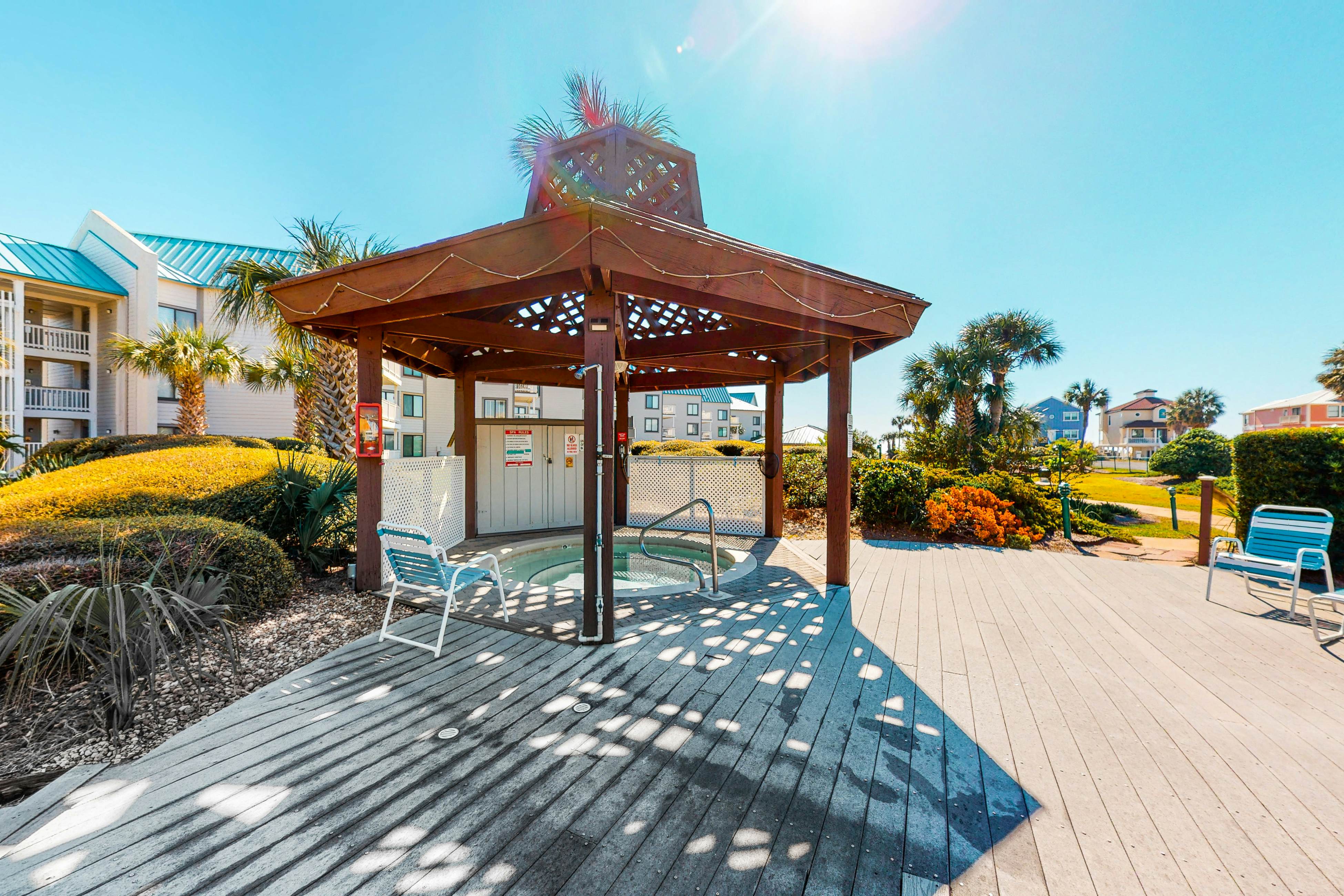 Classic beach condo with Gulf view, beach access, pools & hot tubs