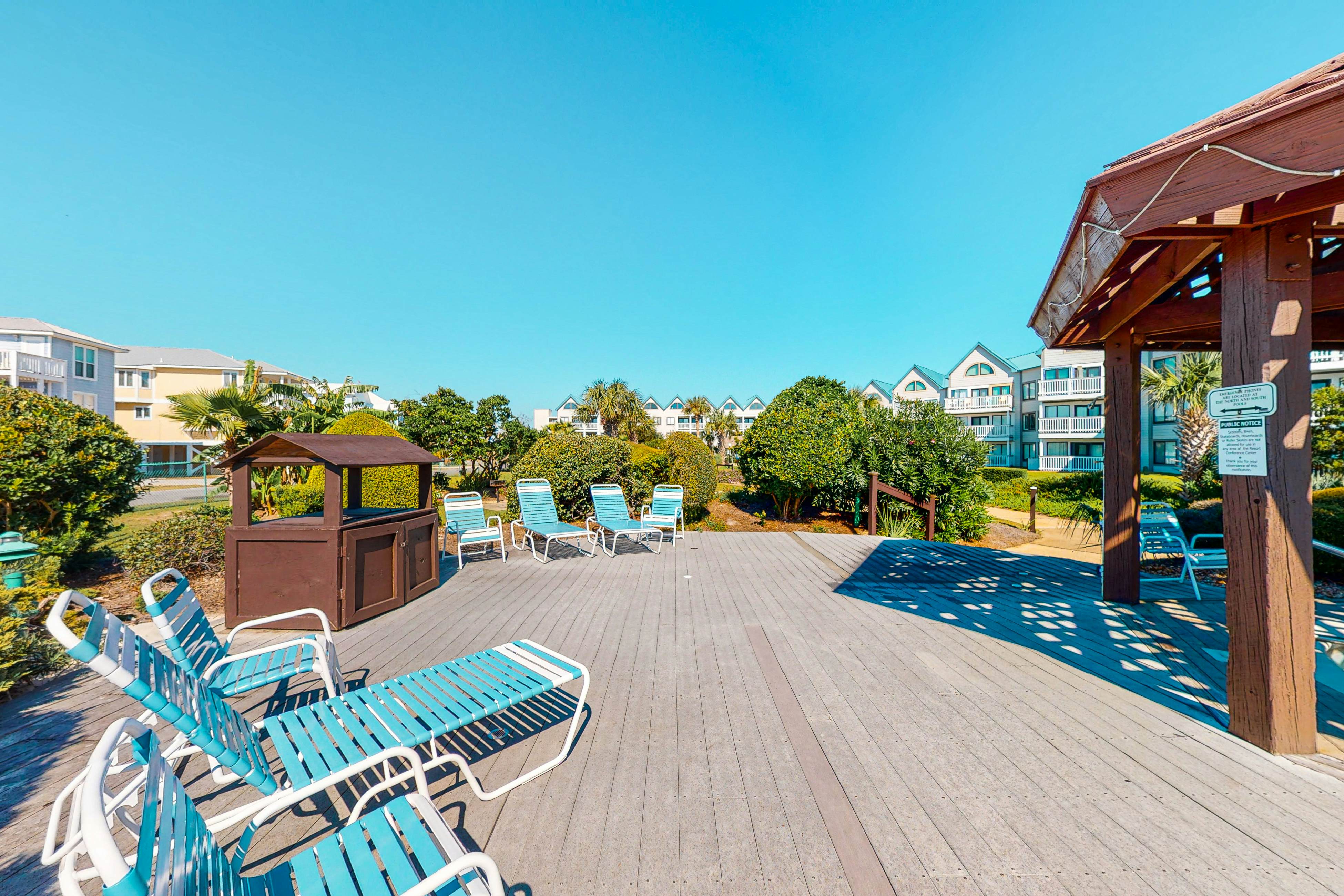 Classic beach condo with Gulf view, beach access, pools & hot tubs