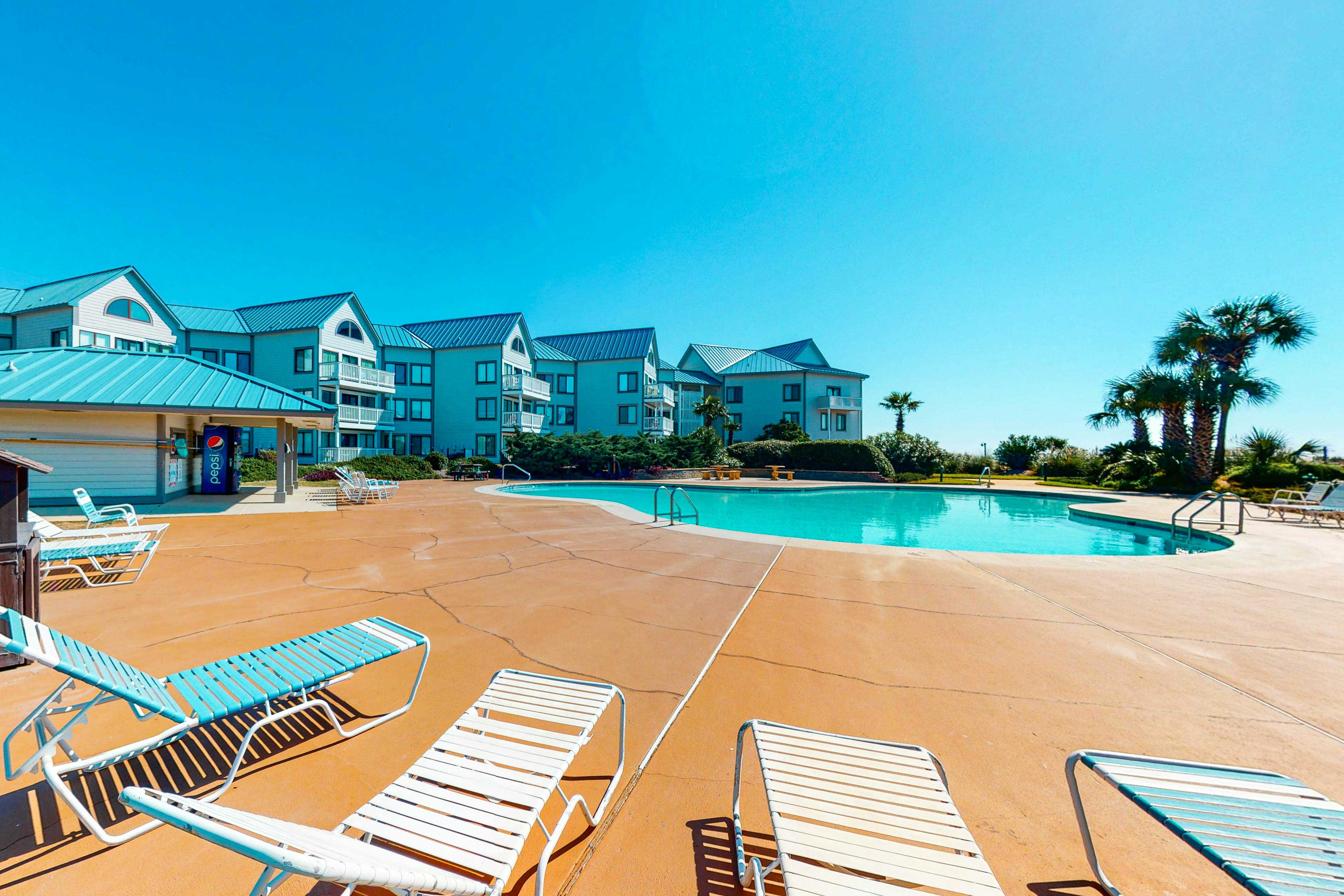 Classic beach condo with Gulf view, beach access, pools & hot tubs