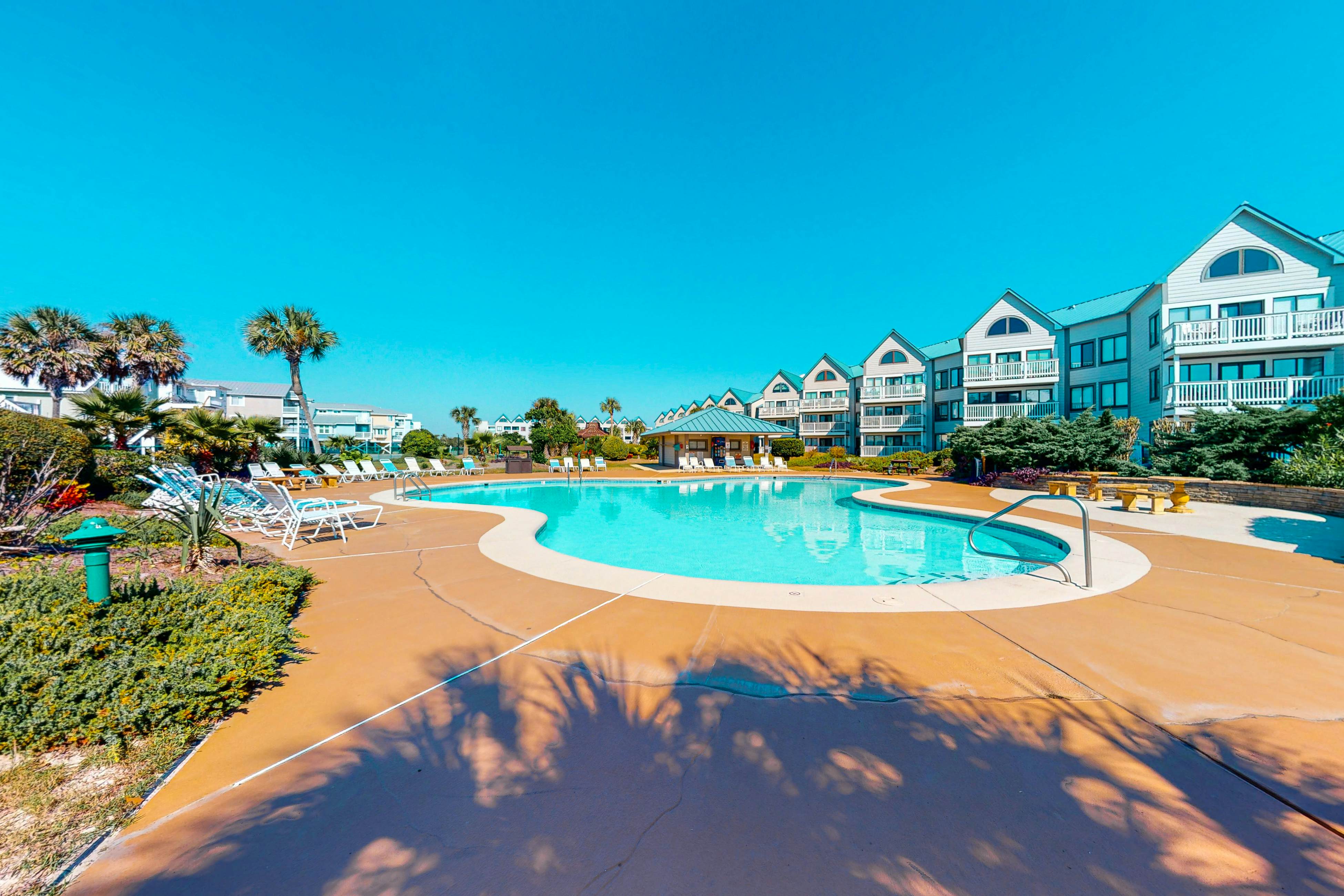 Classic beach condo with Gulf view, beach access, pools & hot tubs
