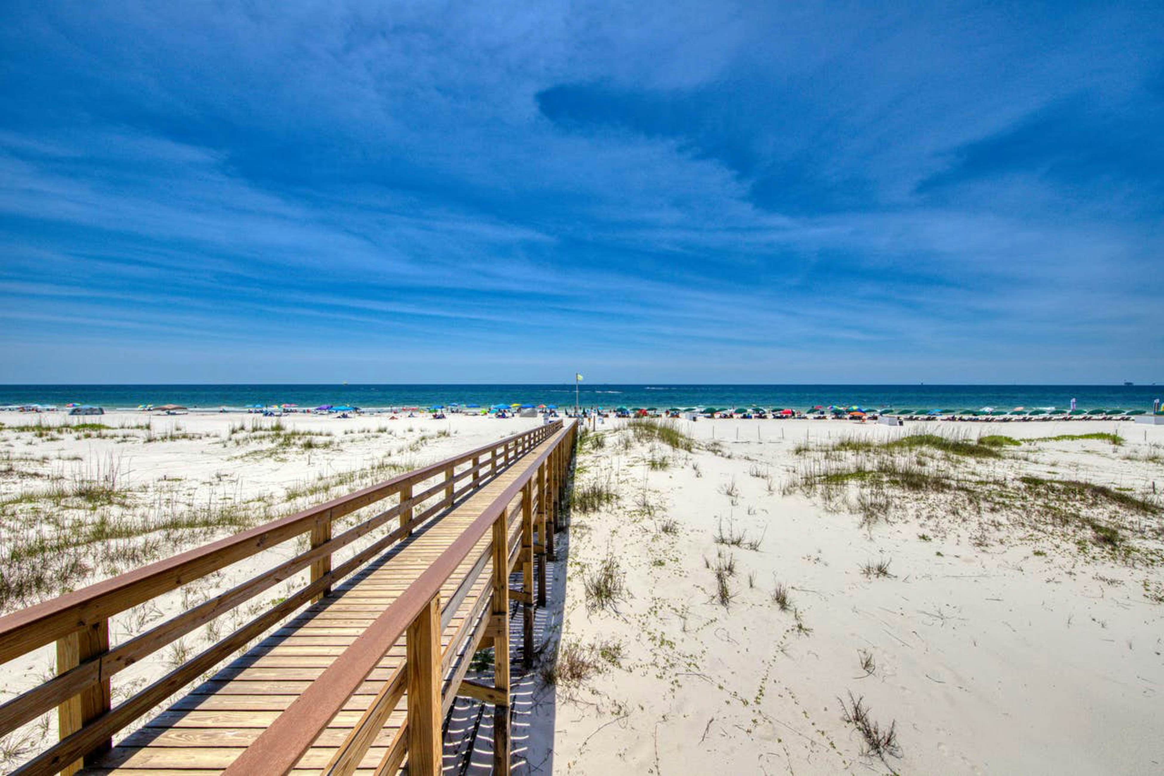 Classic beach condo with Gulf view, beach access, pools & hot tubs