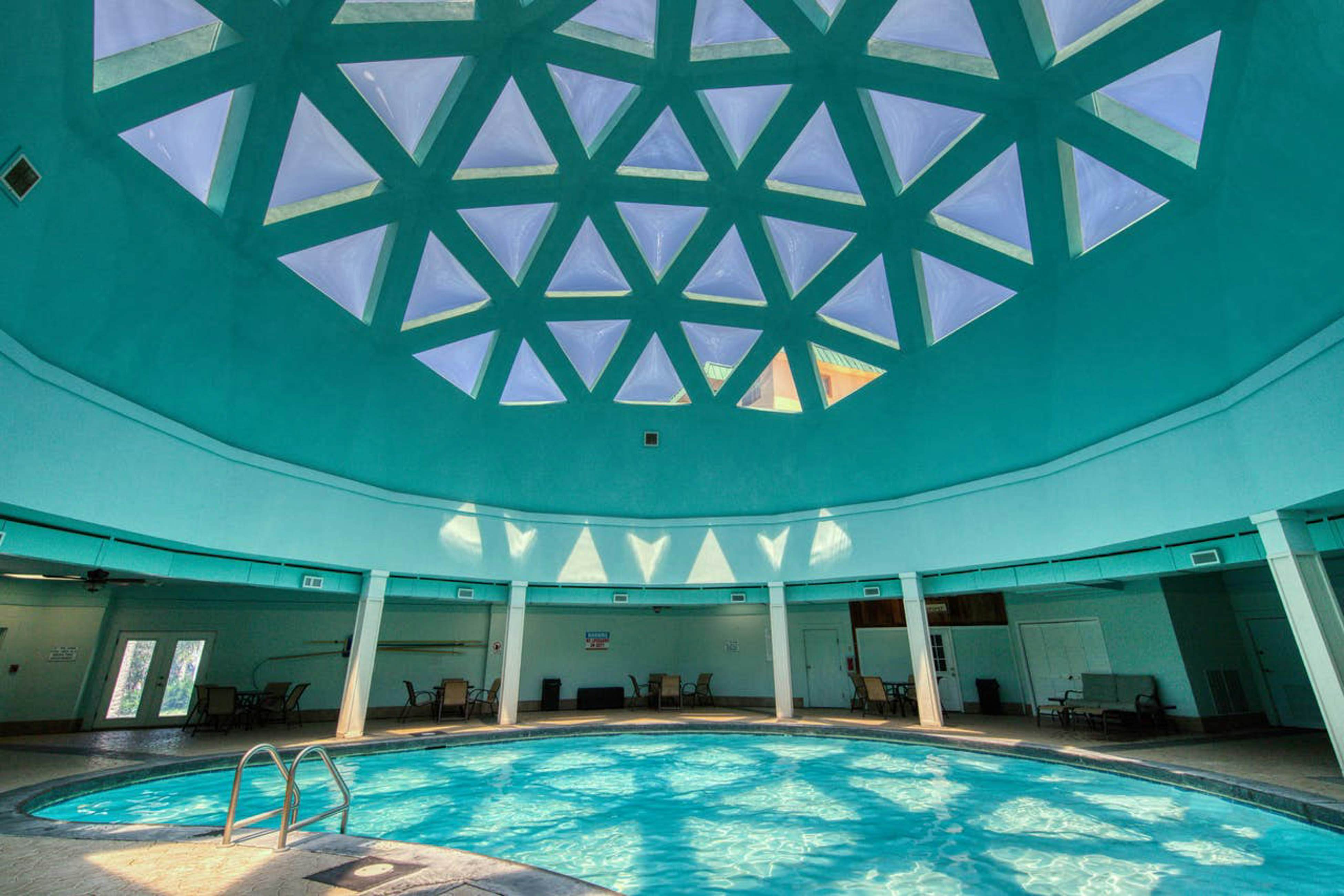 Classic beach condo with Gulf view, beach access, pools & hot tubs