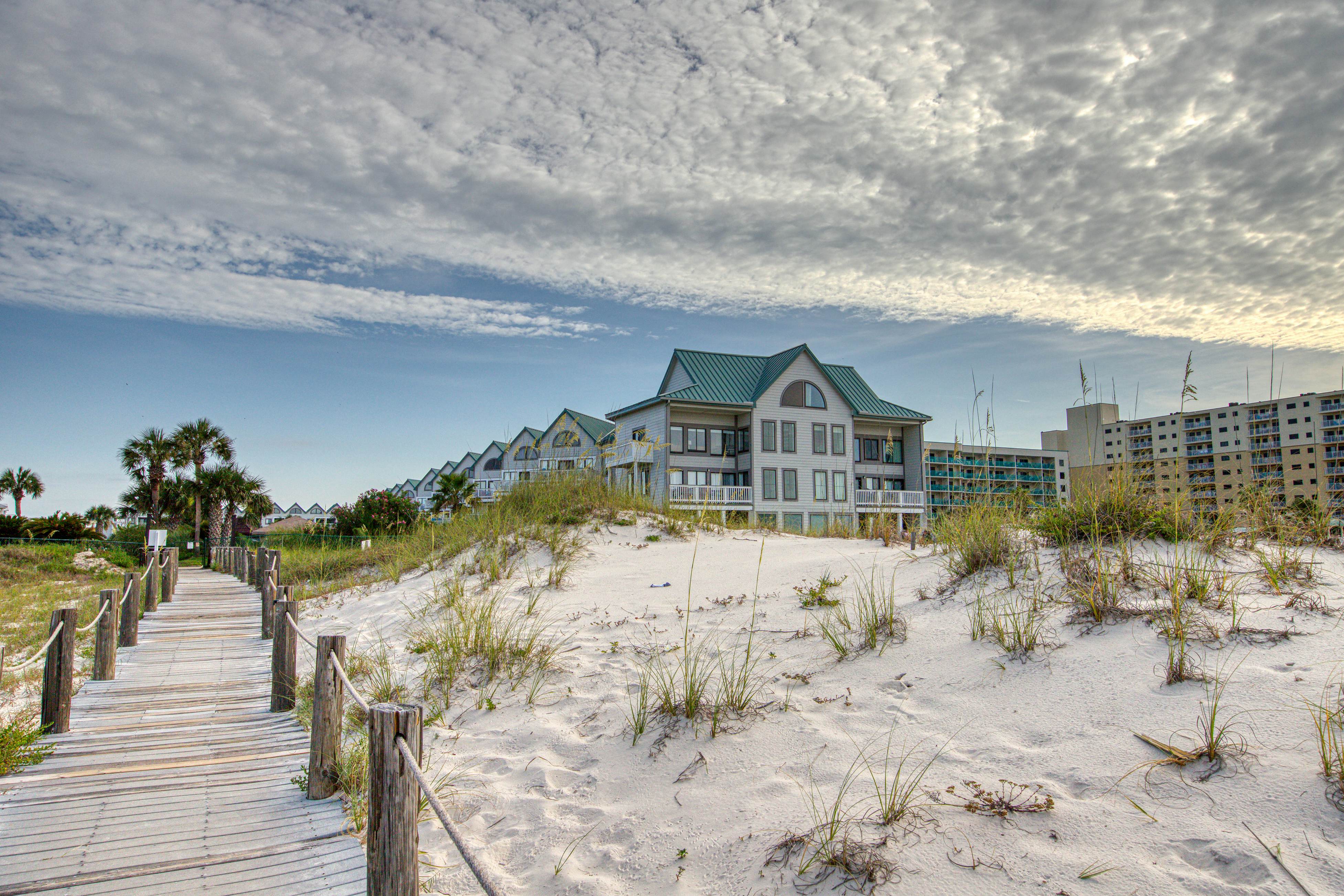 Classic beach condo with Gulf view, beach access, pools & hot tubs
