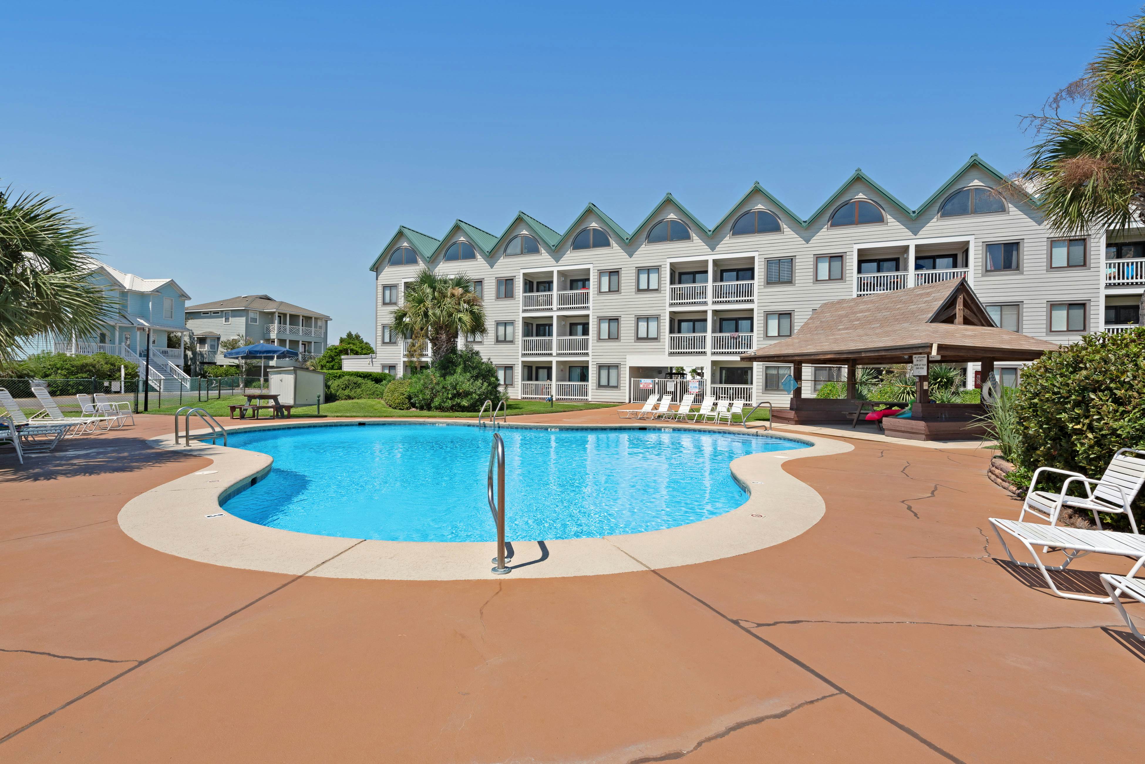 Classic beach condo with Gulf view, beach access, pools & hot tubs