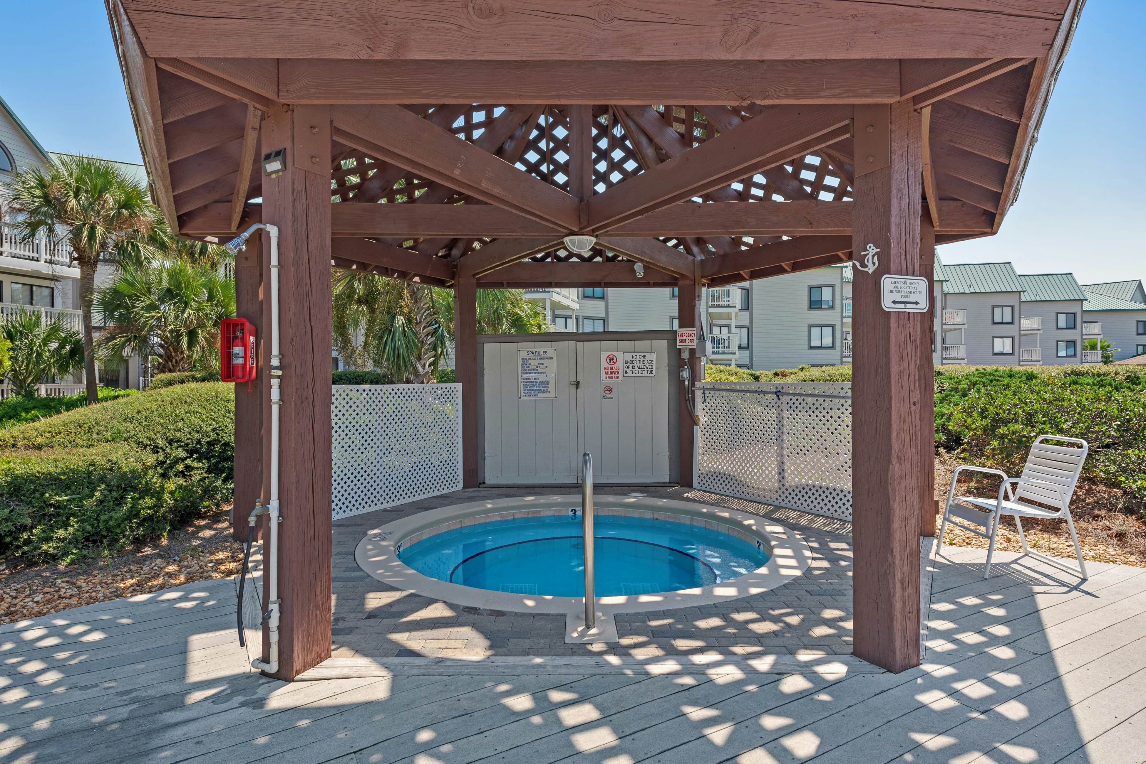 Classic beach condo with Gulf view, beach access, pools & hot tubs