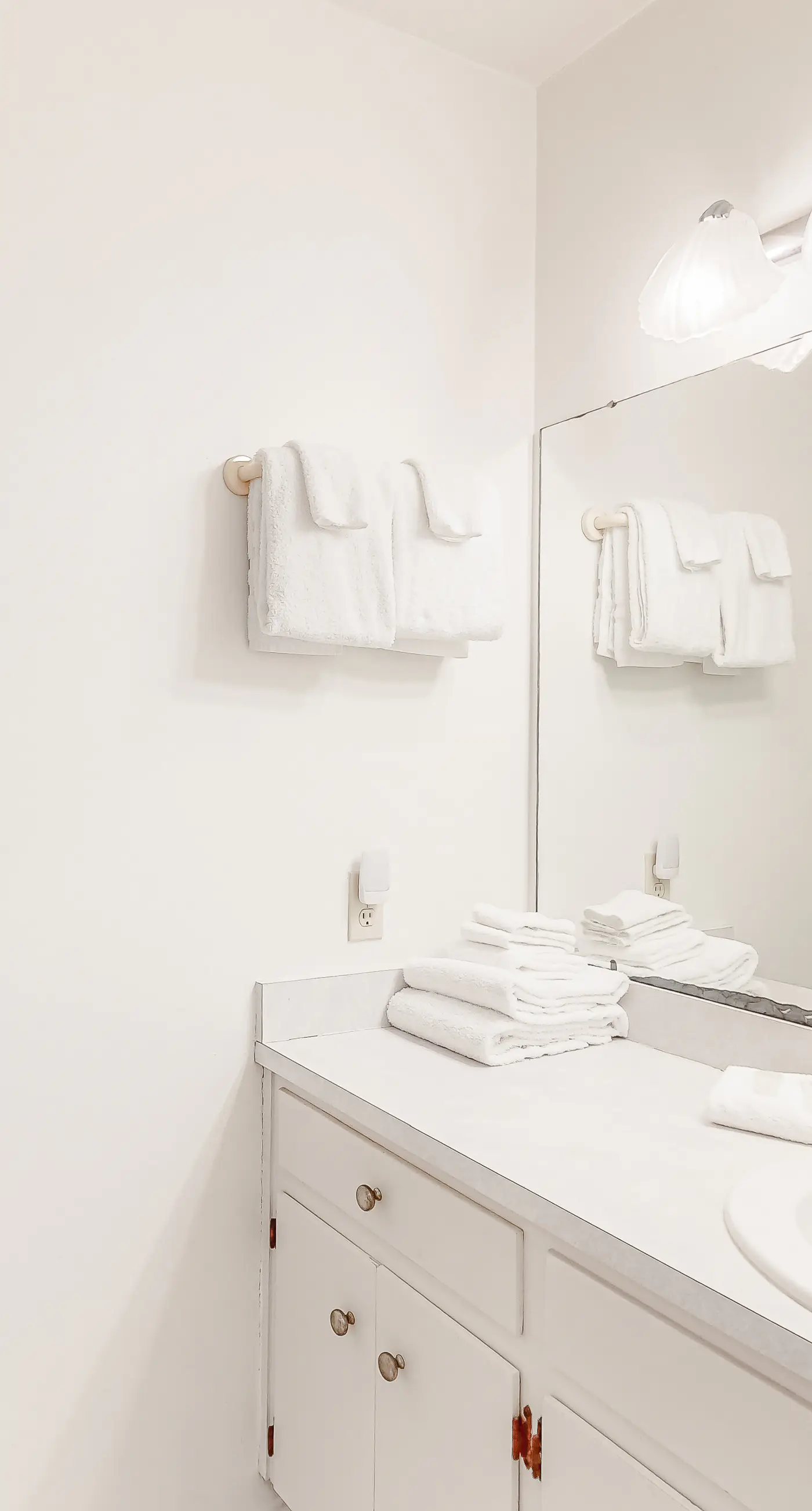 Beachfront home with furnished deck, great location, & WiFi