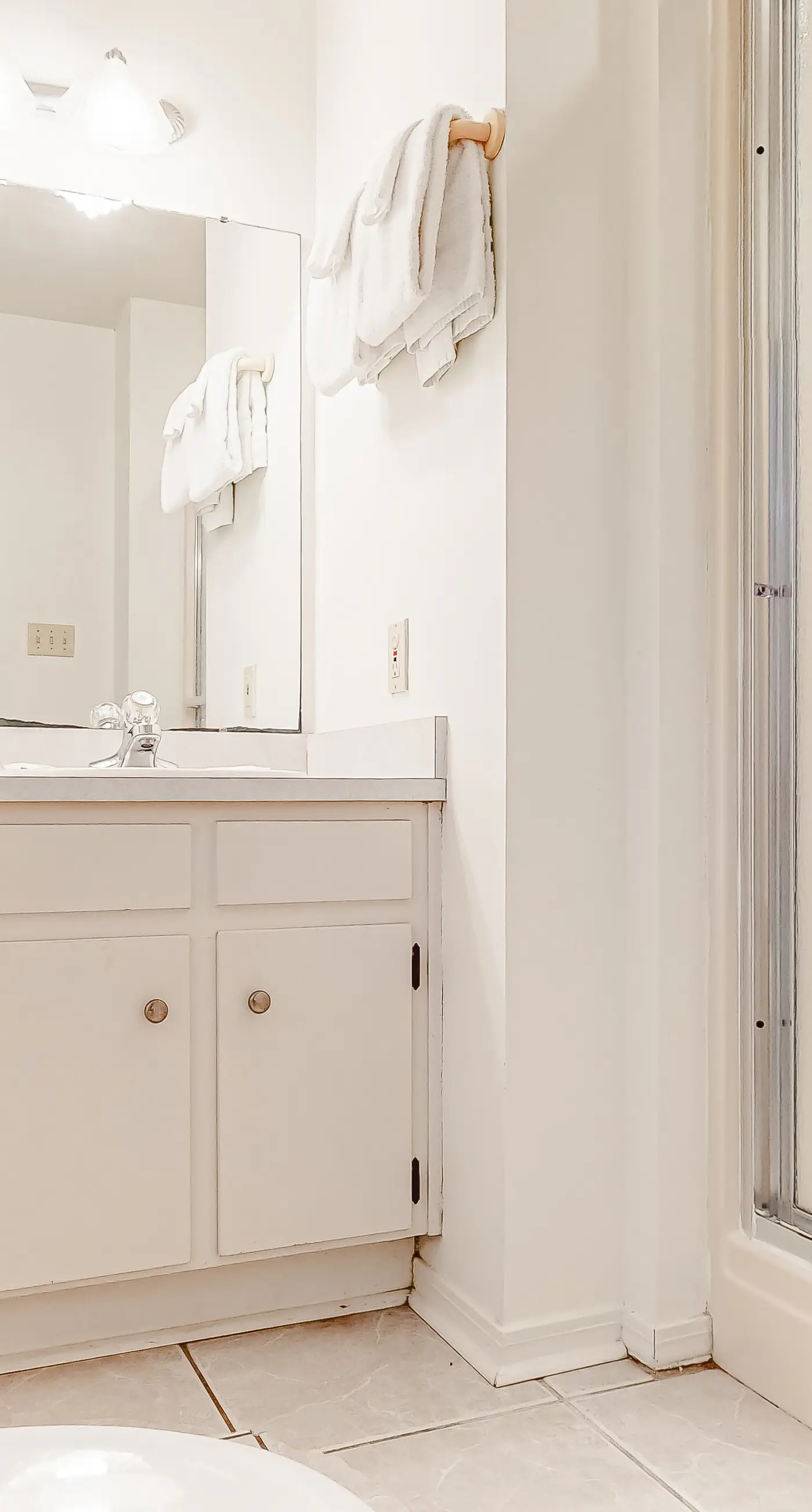 Beachfront home with furnished deck, great location, & WiFi