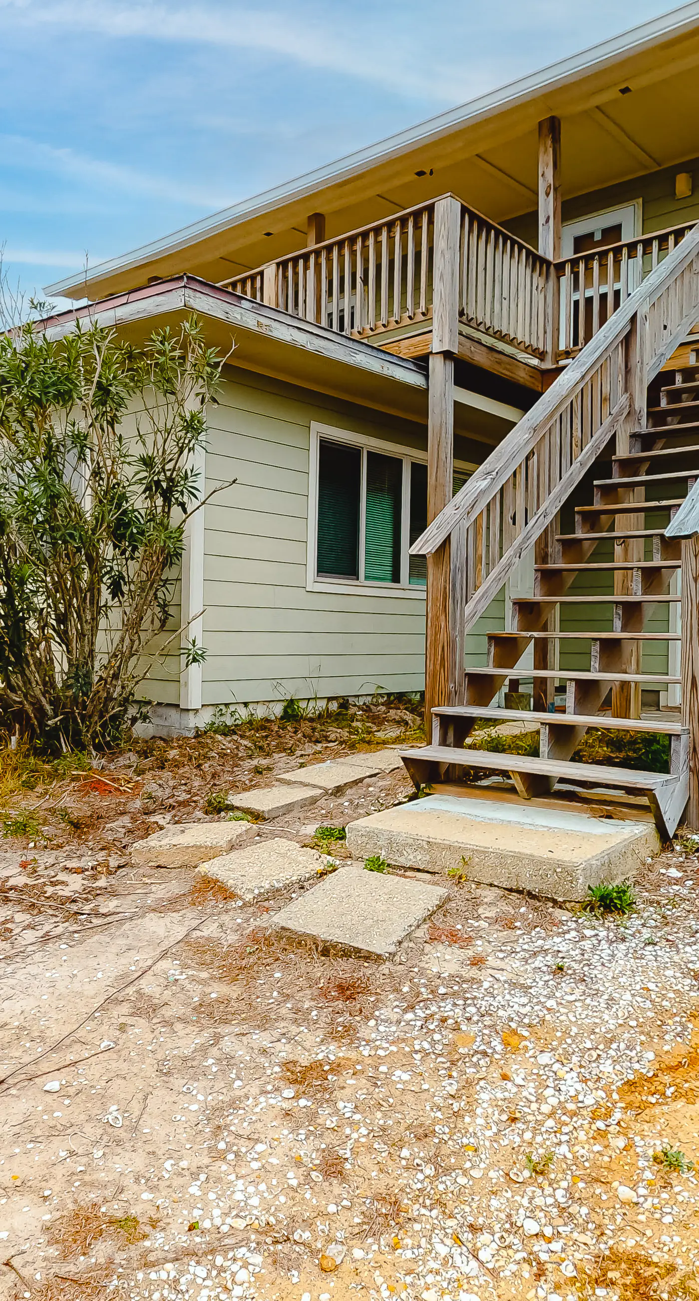 Beachfront home with furnished deck, great location, & WiFi