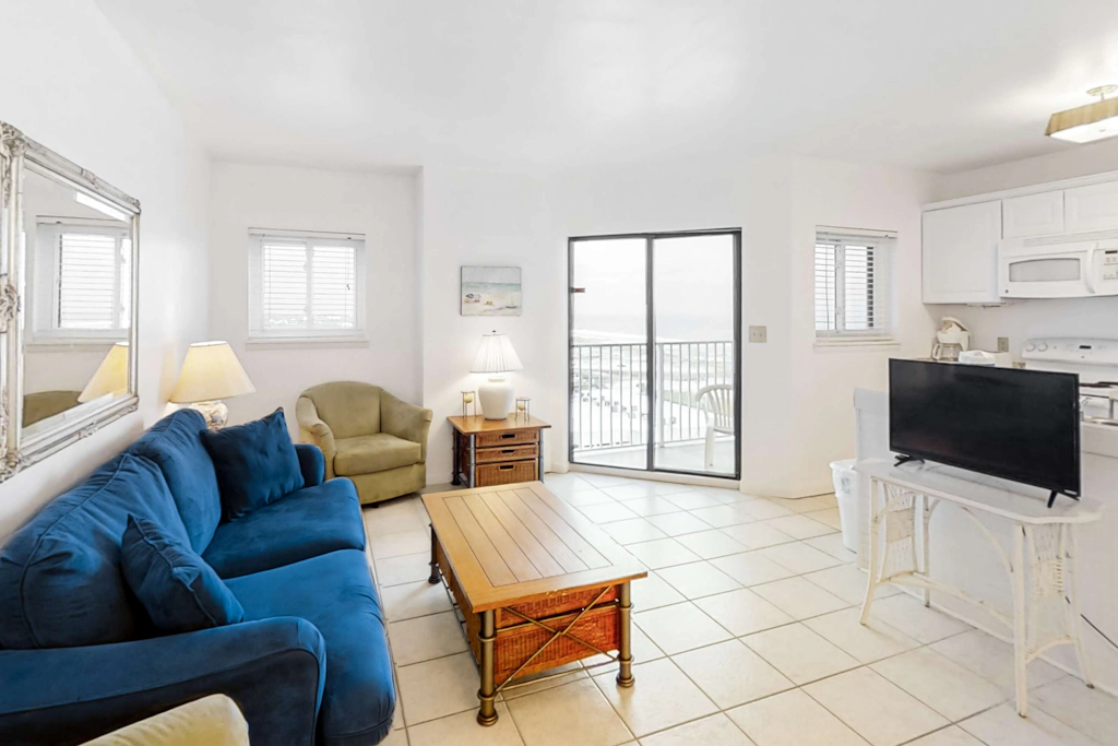 Sunny, Gulf View Condo w Balcony, WiFi, AC & Shared Pools Hot Tubs Tennis