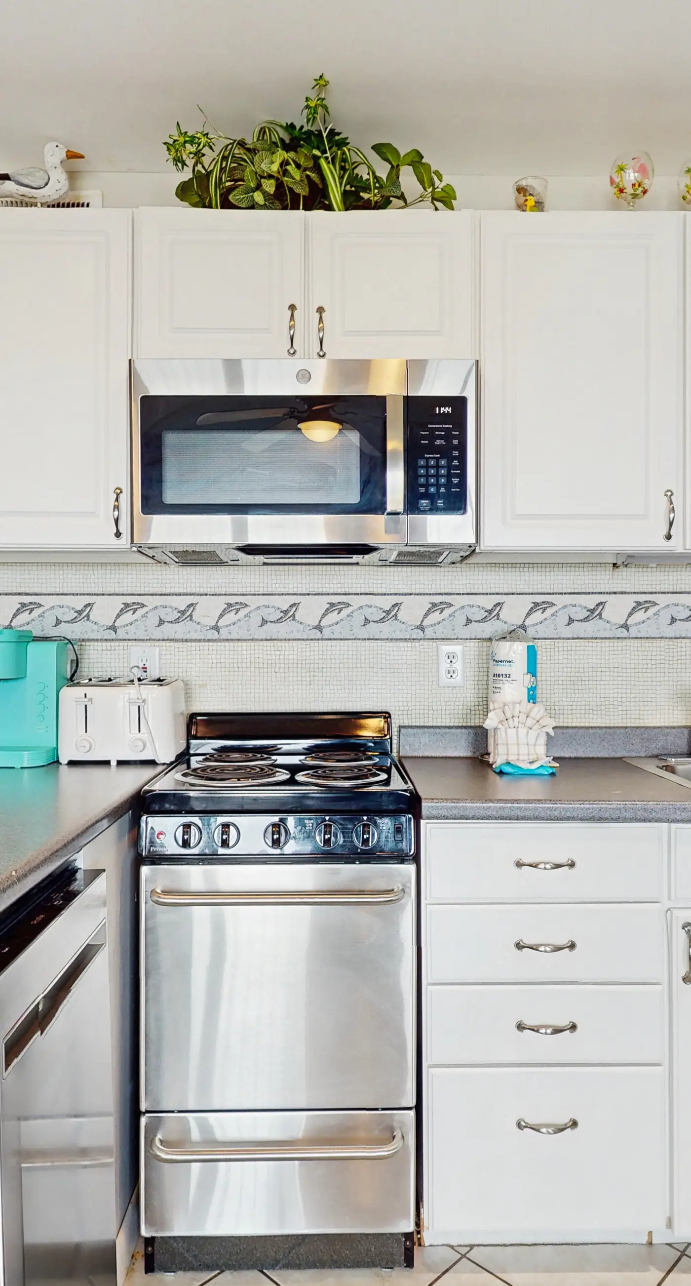 Gulf-front condo on the beach with panoramic beach views & pool access