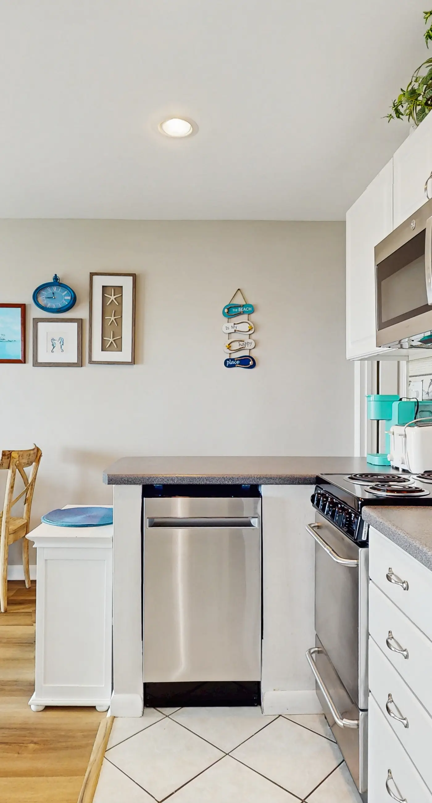 Gulf-front condo on the beach with panoramic beach views & pool access