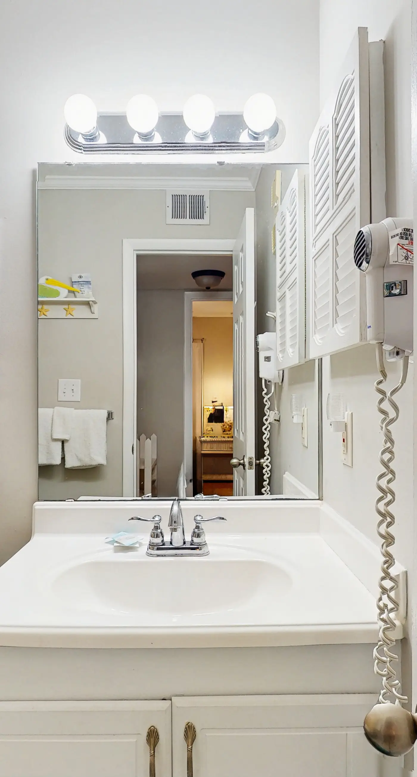 Gulf-front condo on the beach with panoramic beach views & pool access