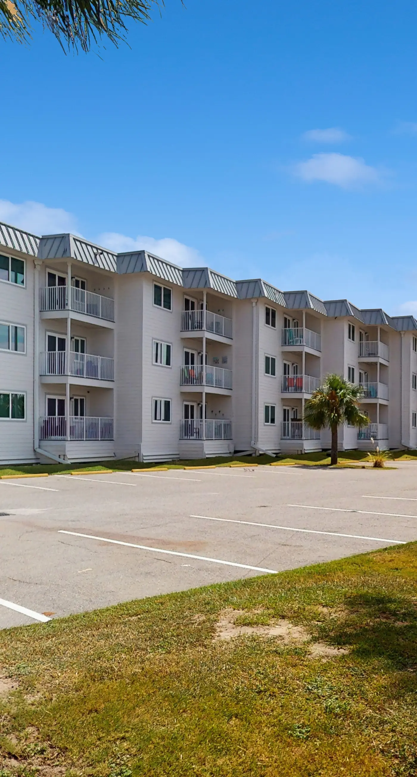 Gulf-front condo on the beach with panoramic beach views & pool access