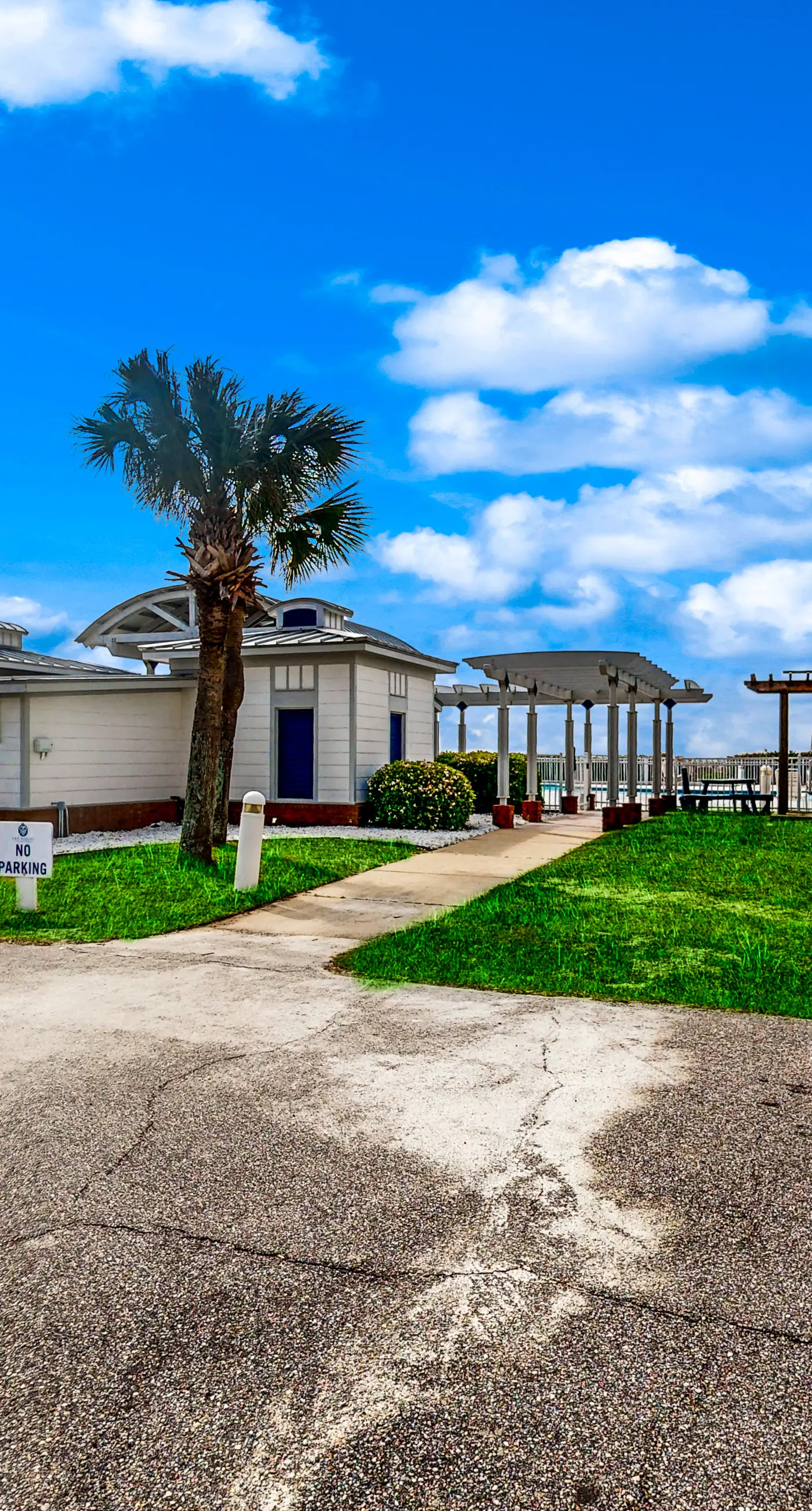Gulf-front condo on the beach with panoramic beach views & pool access