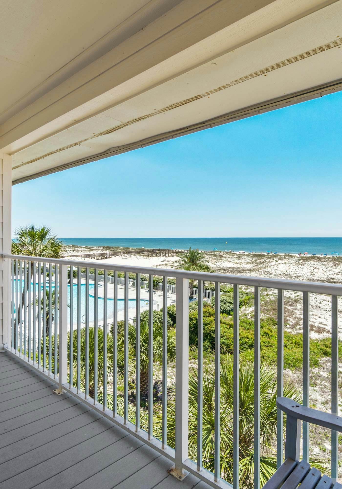 Gulf-front condo on the beach with panoramic beach views & pool access