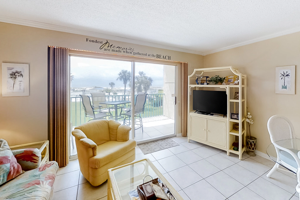 Gulf View Condo w Balcony, WiFi, AC & Shared Pools, Hot Tubs, Tennis, Gym