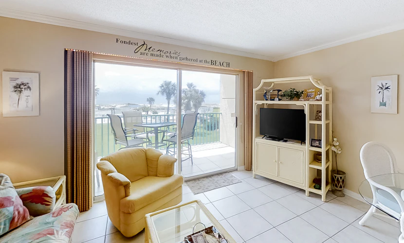 Gulf View Condo w Balcony, WiFi, AC & Shared Pools, Hot Tubs, Tennis, Gym