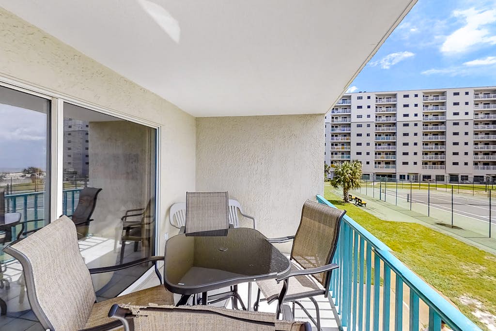 Gulf View Condo w Balcony, WiFi, AC & Shared Pools, Hot Tubs, Tennis, Gym